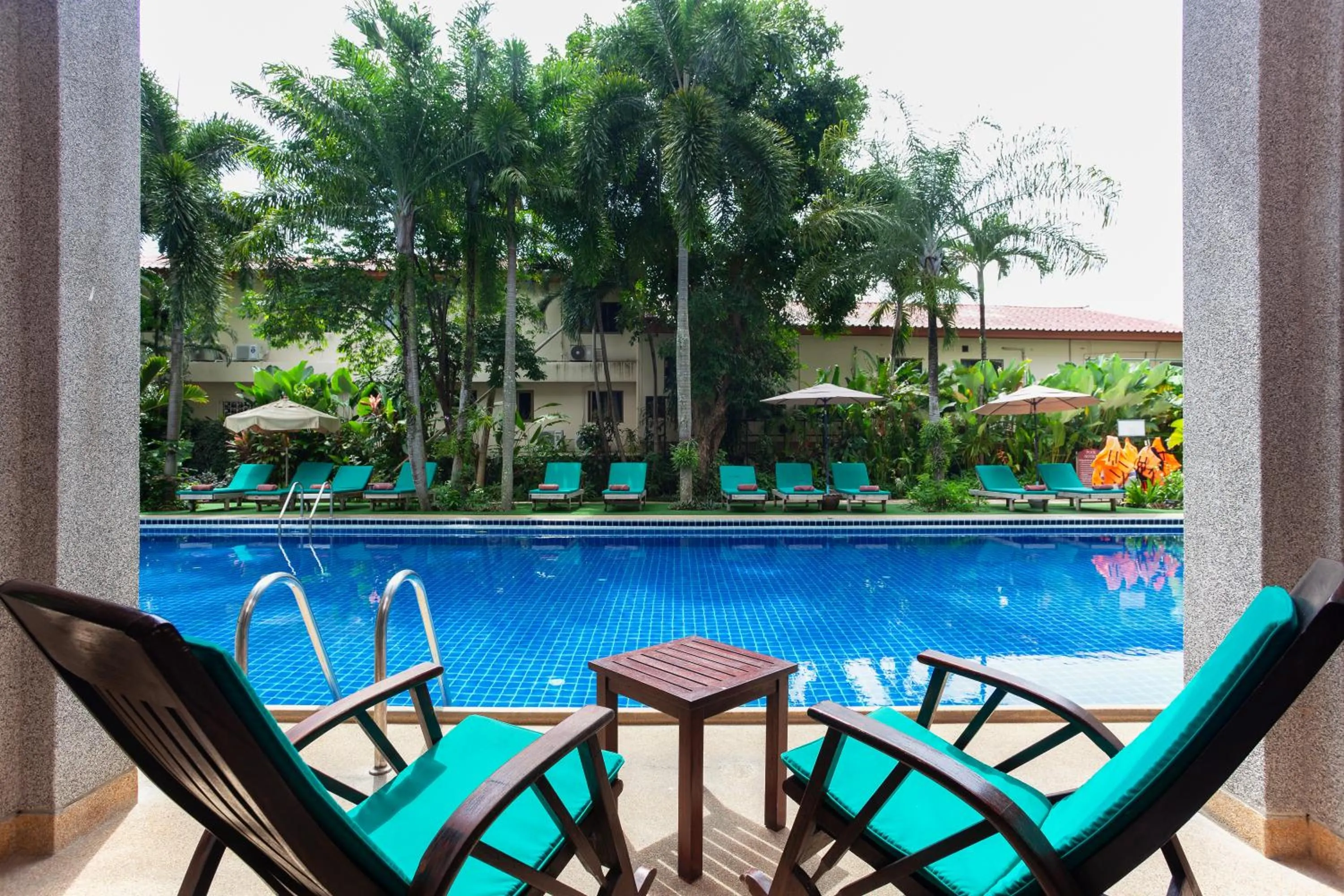 Swimming pool in Thanthip Beach Resort Patong