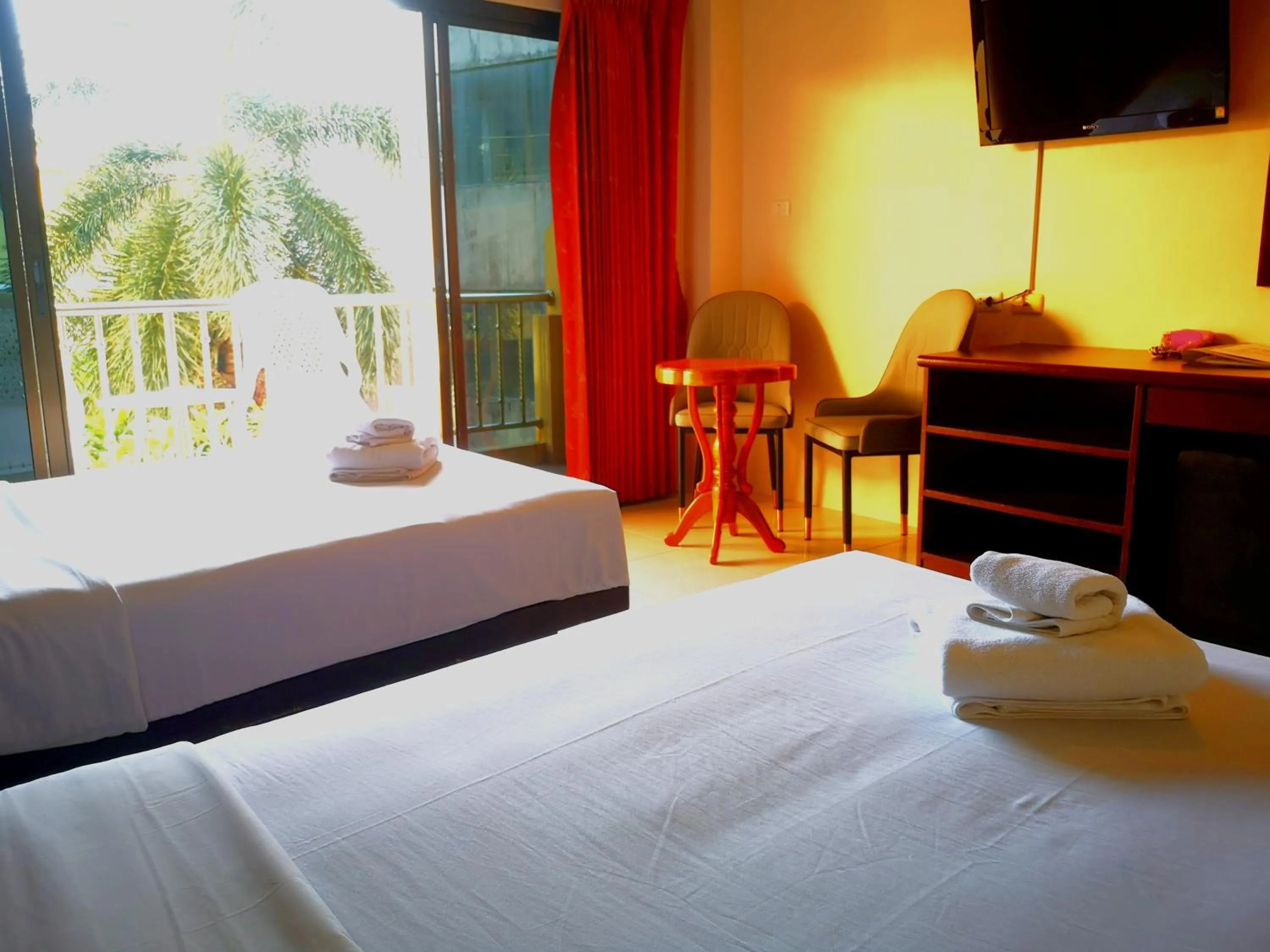 Bedroom, Bed in Seven Seas Hotel Patong Beach