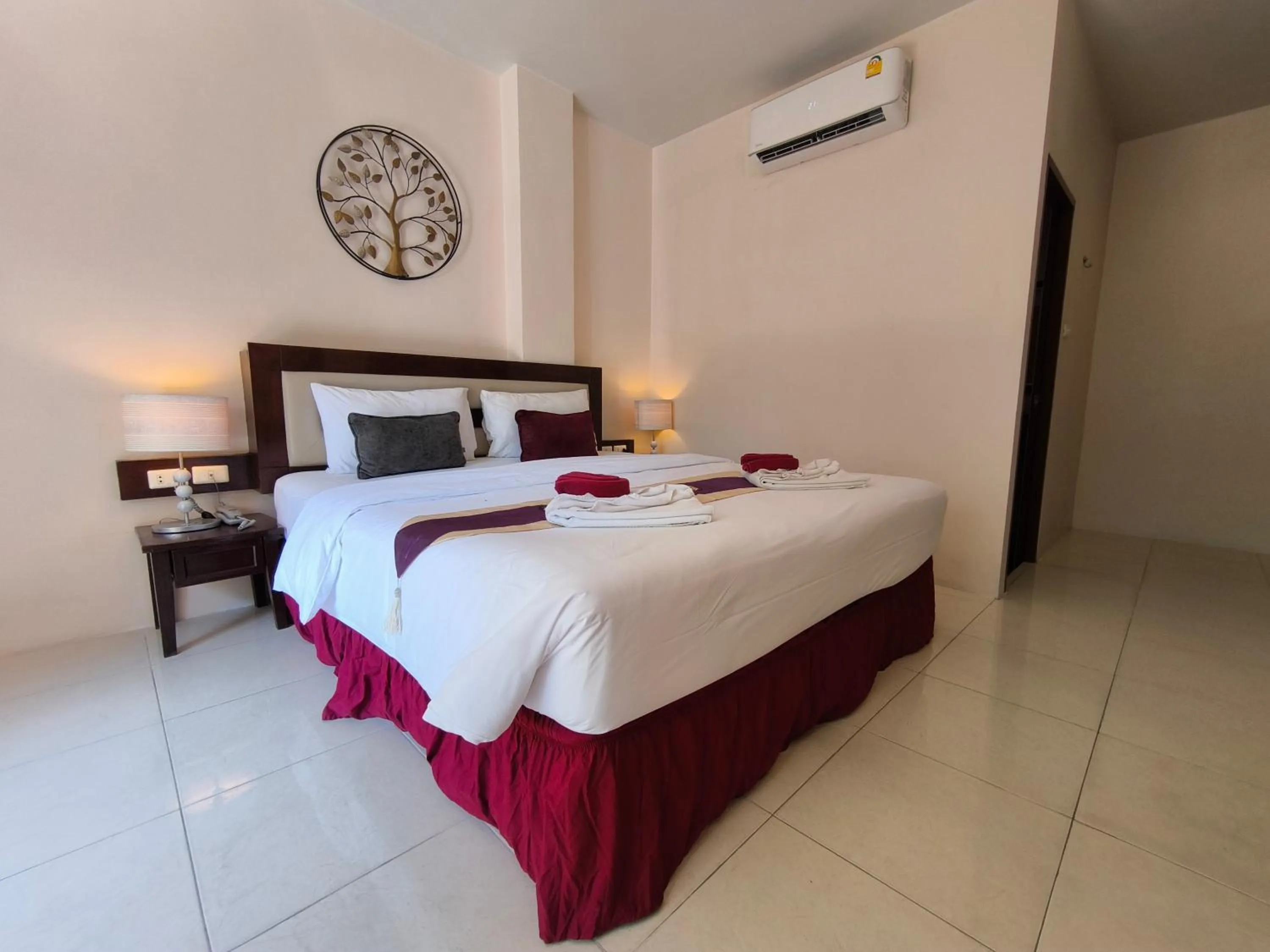 Bedroom, Bed in Seven Seas Hotel Patong Beach