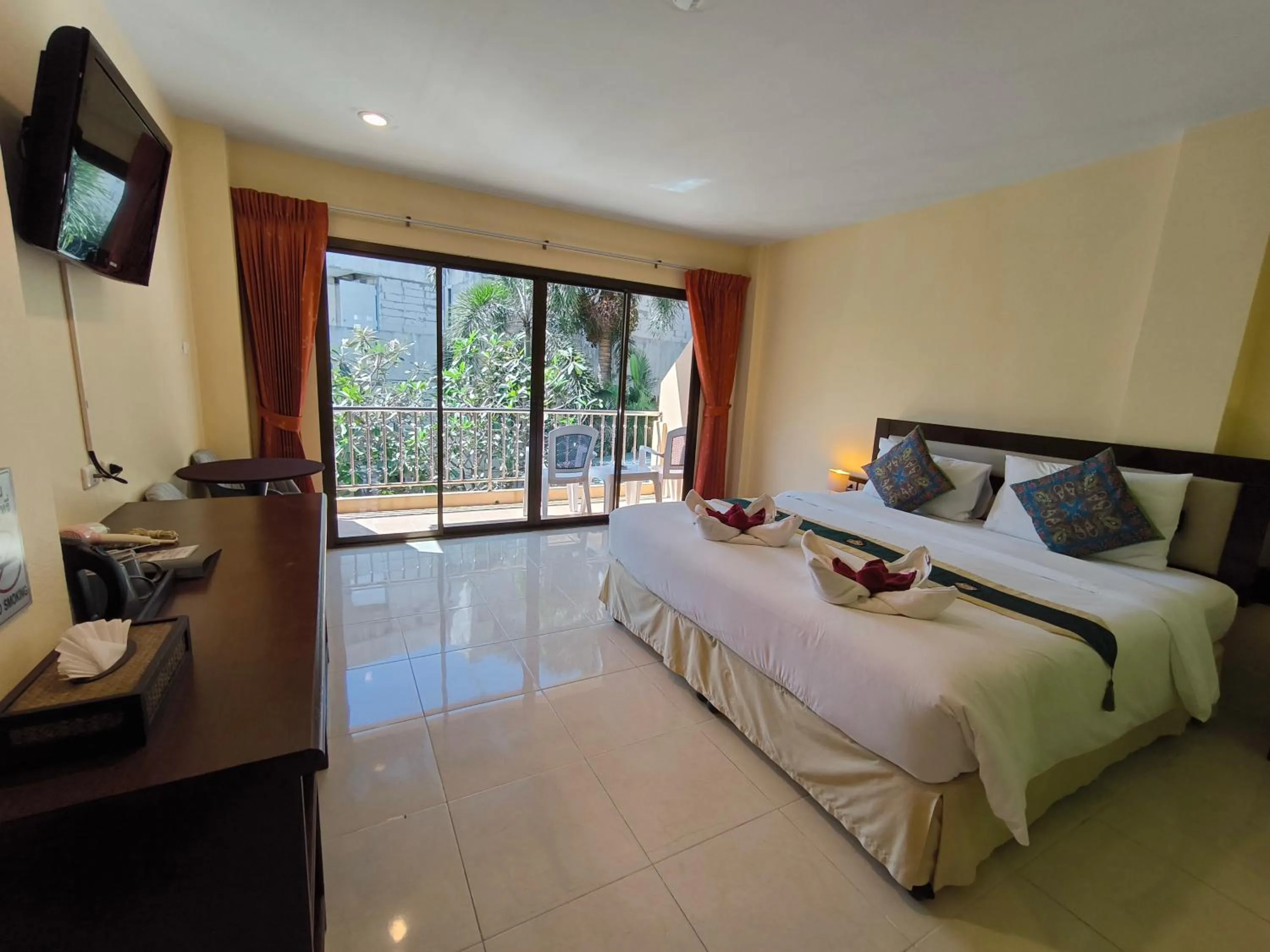 Bedroom, Bed in Seven Seas Hotel Patong Beach