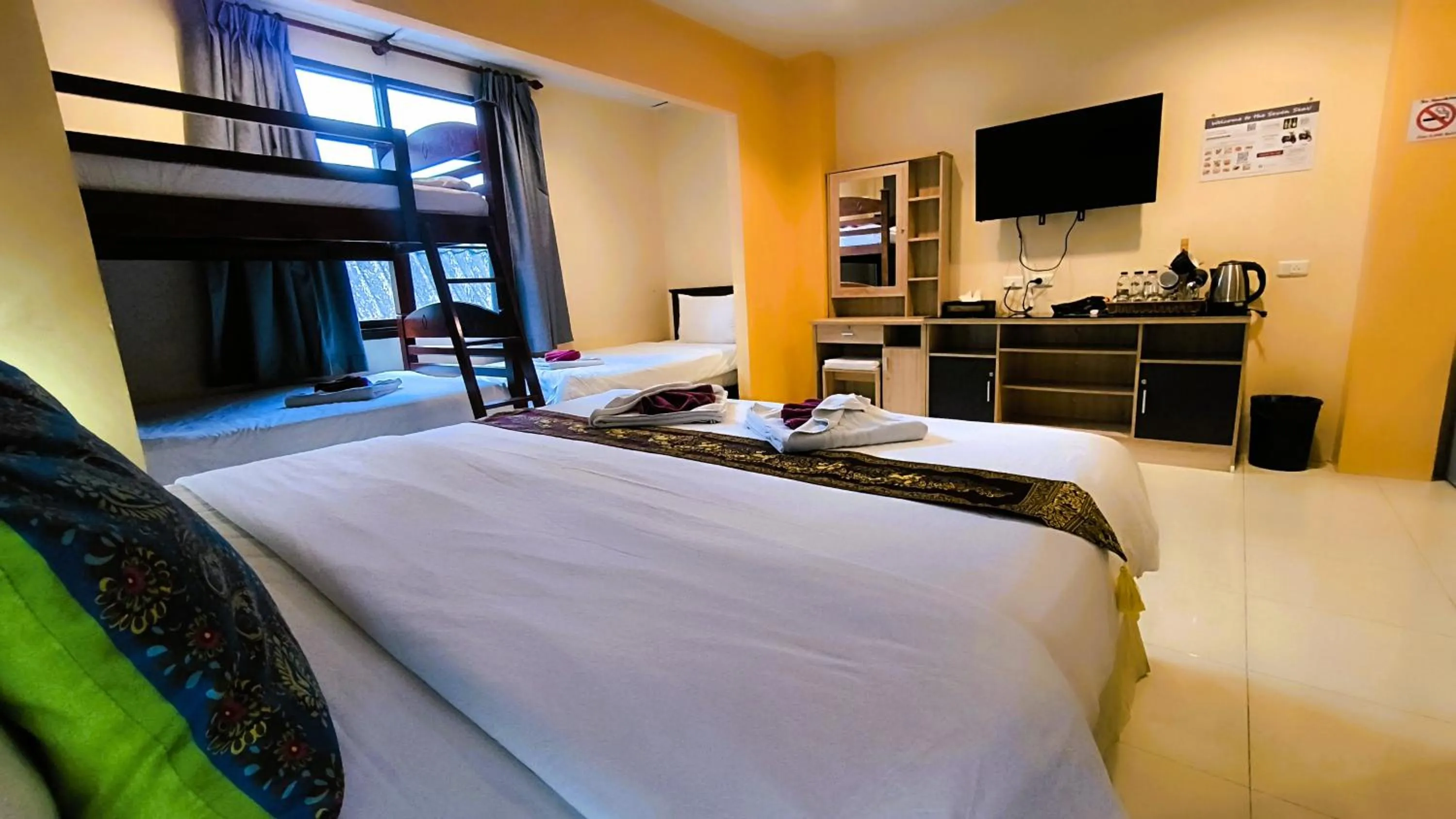 Bedroom, Bed in Seven Seas Hotel Patong Beach