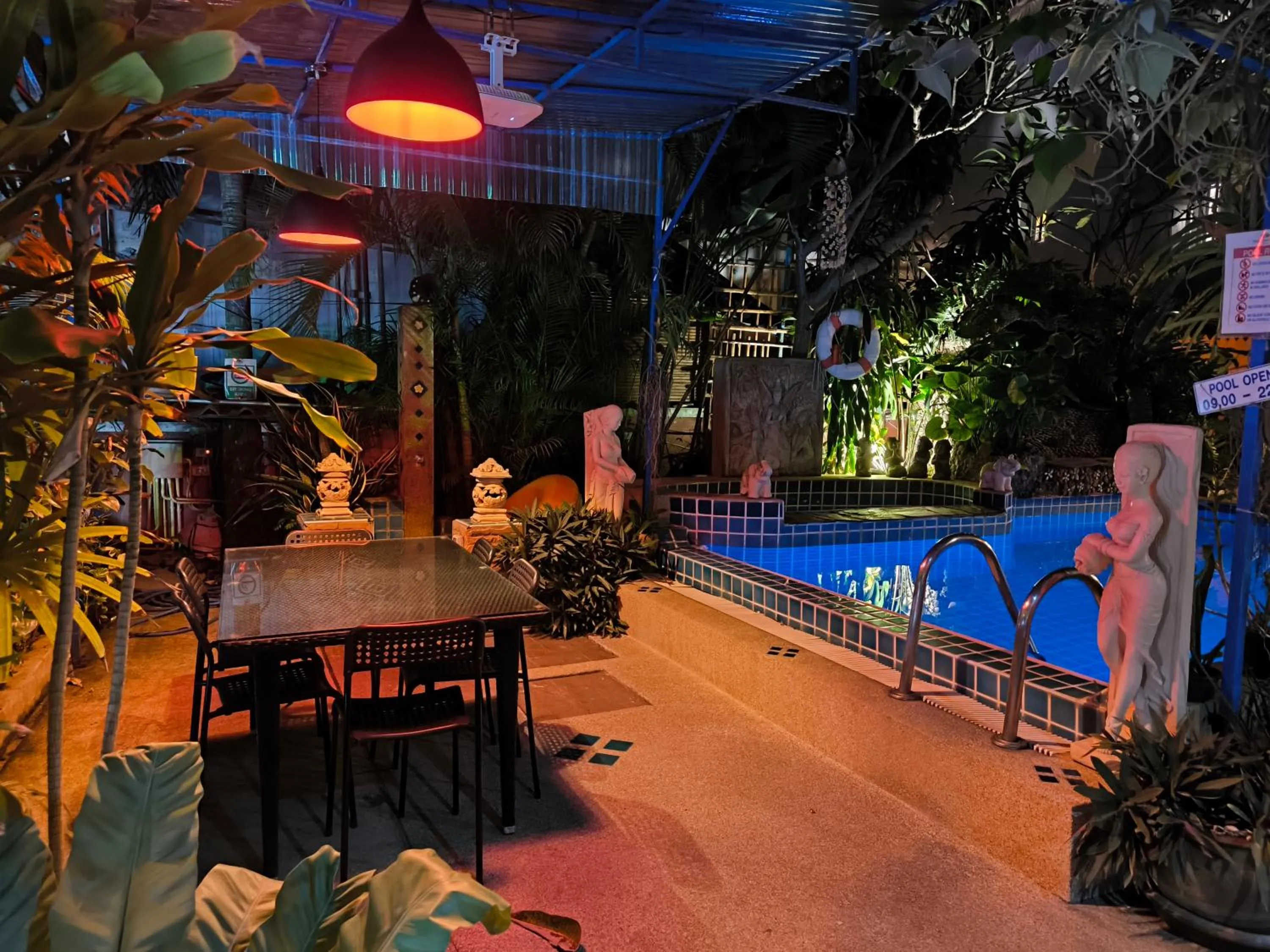 Swimming pool in Seven Seas Hotel Patong Beach