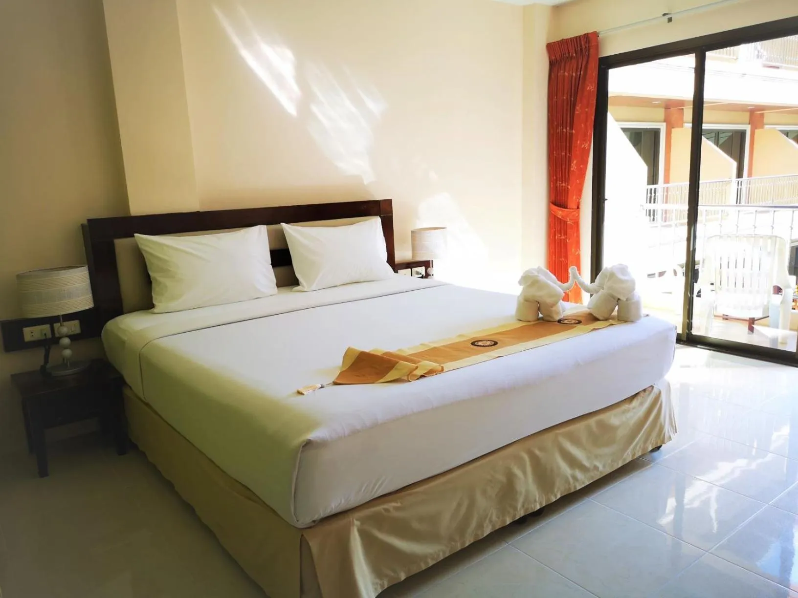 Photo of the whole room, Bed in Seven Seas Hotel Patong Beach