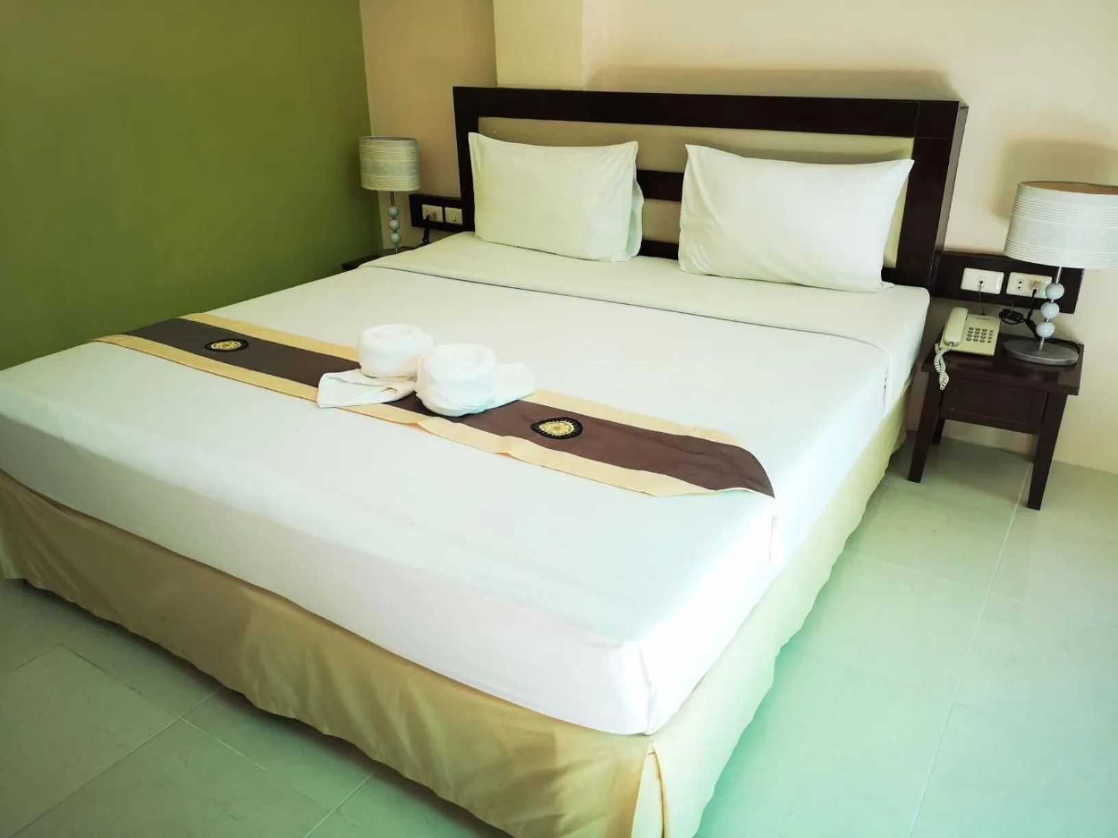 Bed in Seven Seas Hotel Patong Beach