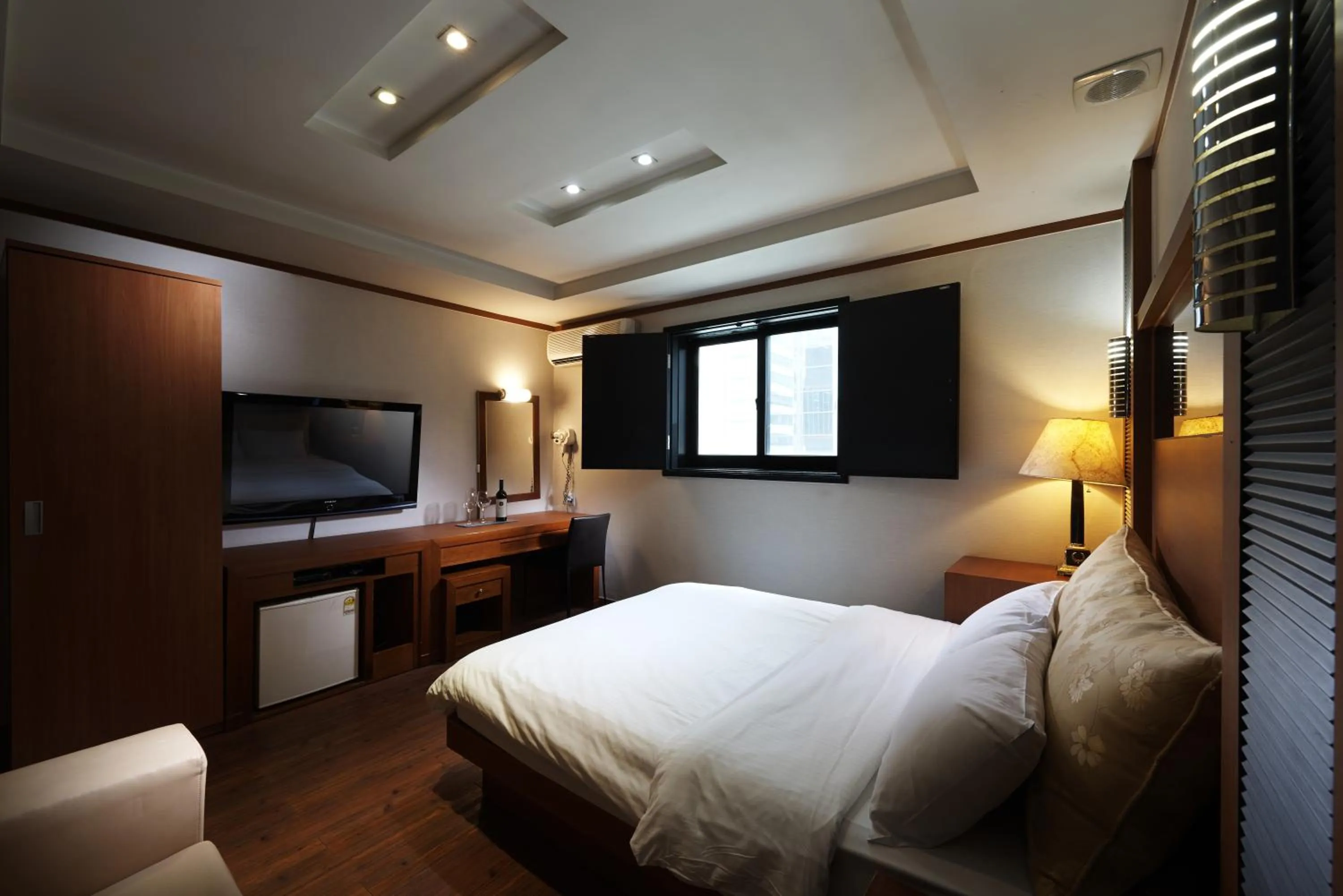 Day, Bed in Hotel Noblesse, Yeoksam
