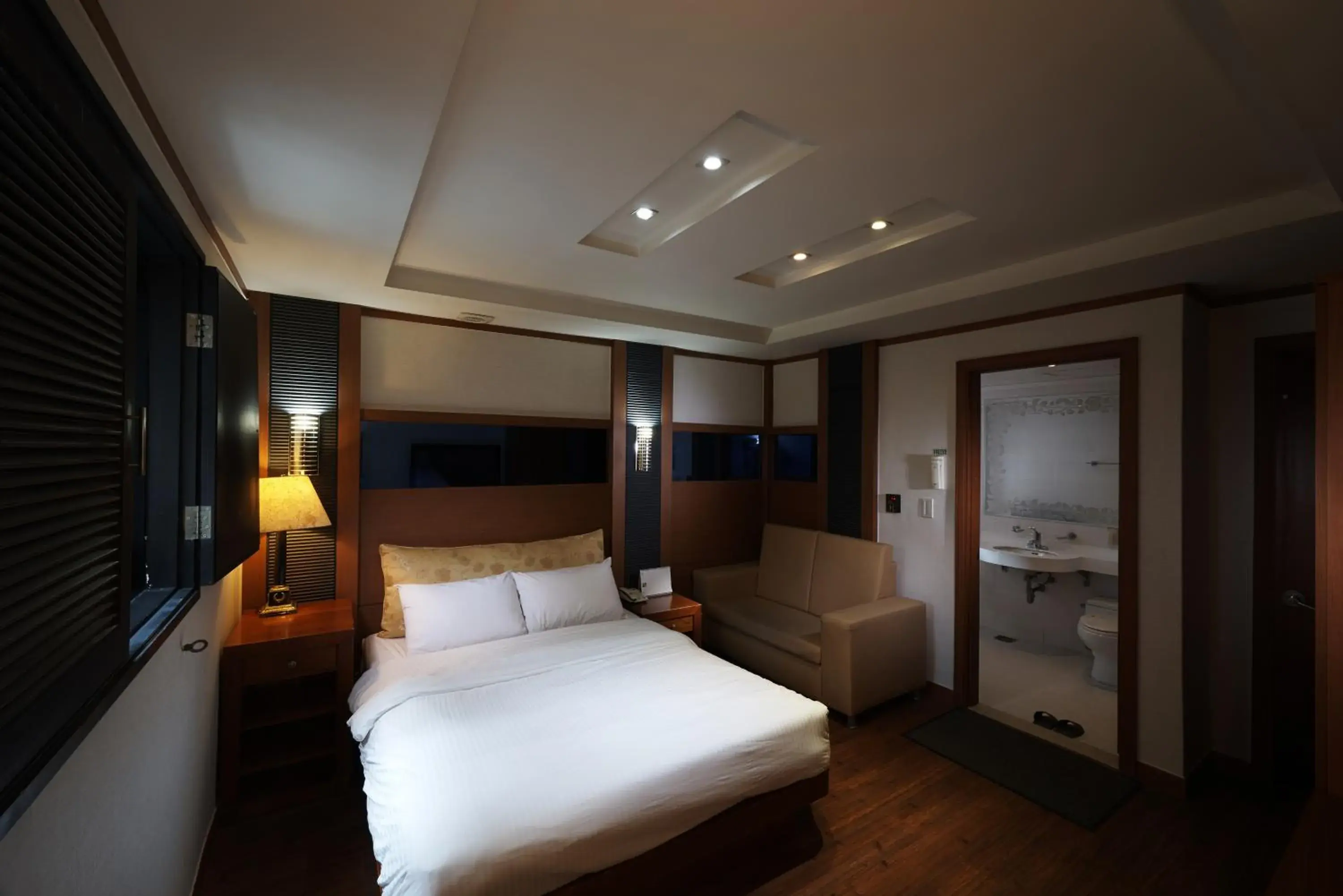 Photo of the whole room, Bed in Hotel Noblesse, Yeoksam Photo of the whole room, Bed in Hotel Noblesse, Yeoksam