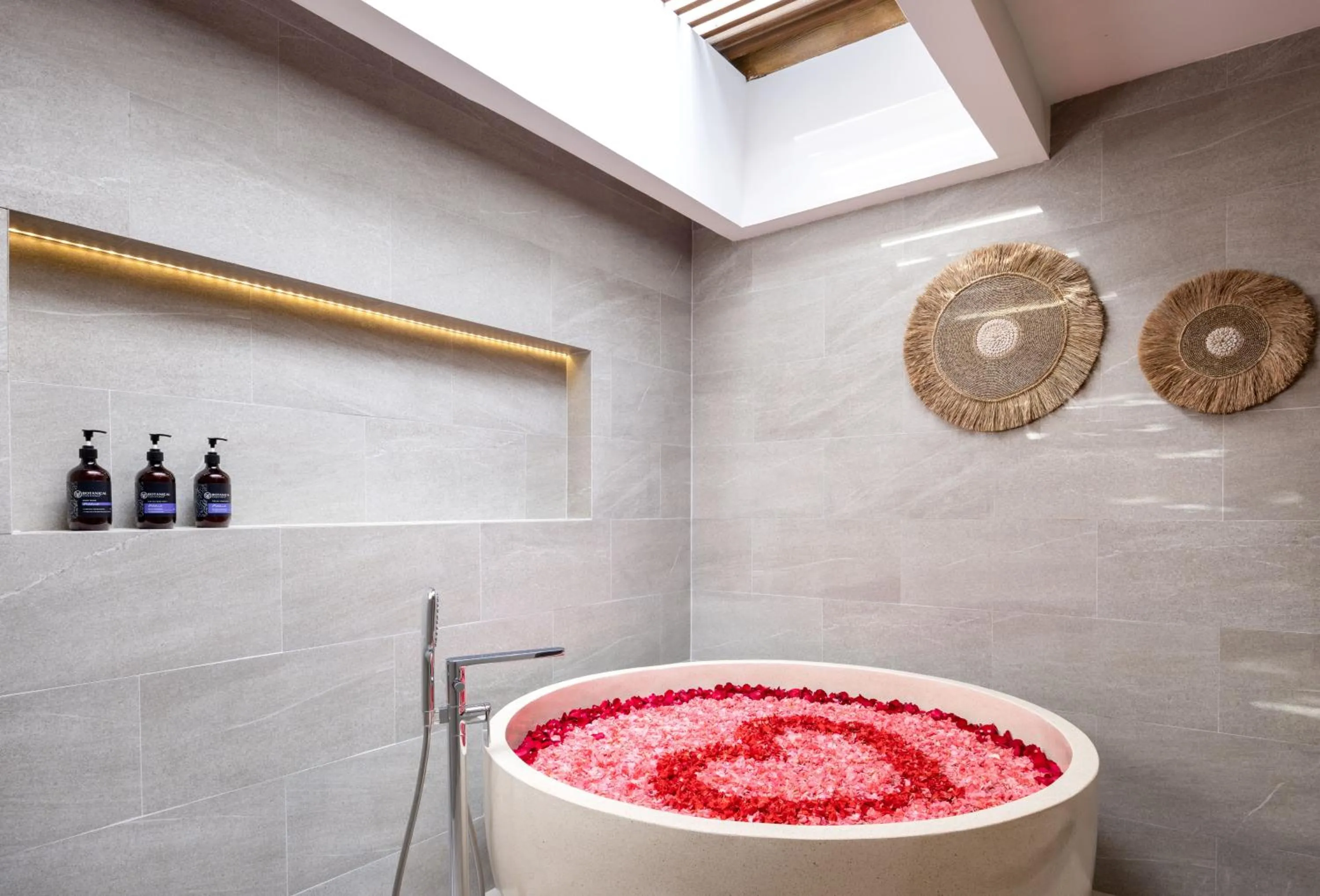 Bath in Tonys Villas & Resort Seminyak - Bali