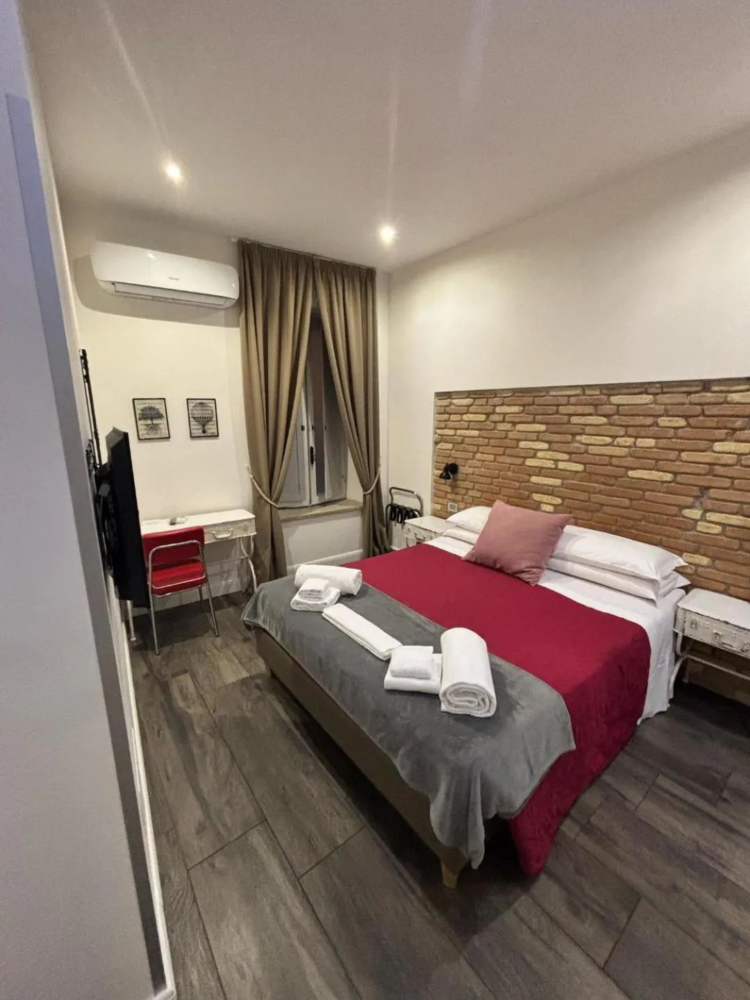 Photo of the whole room, Bed in Trevi Contemporary Suite