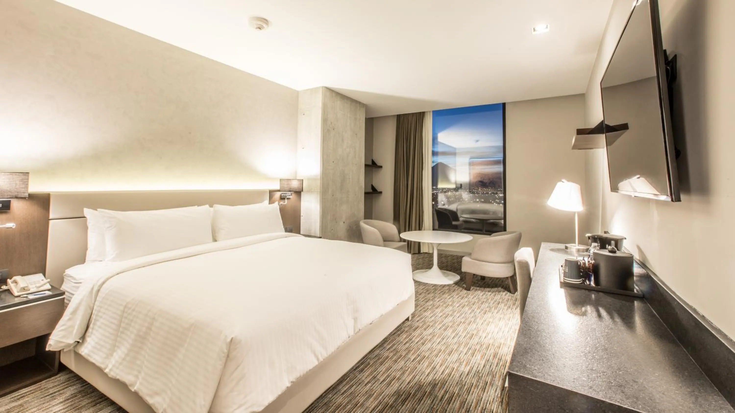 Photo of the whole room, Bed in Four Points by Sheraton Puebla