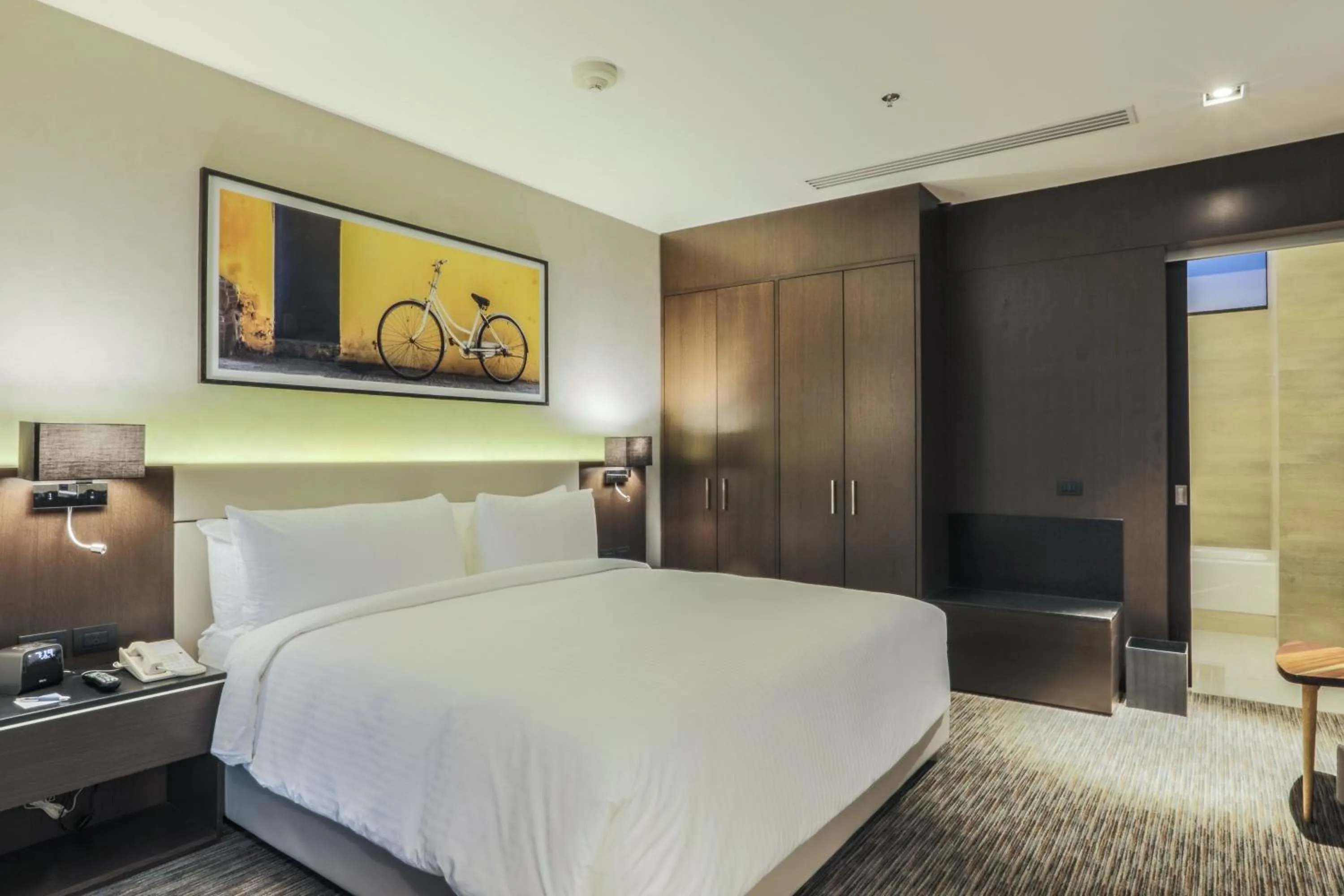 Photo of the whole room, Bed in Four Points by Sheraton Puebla