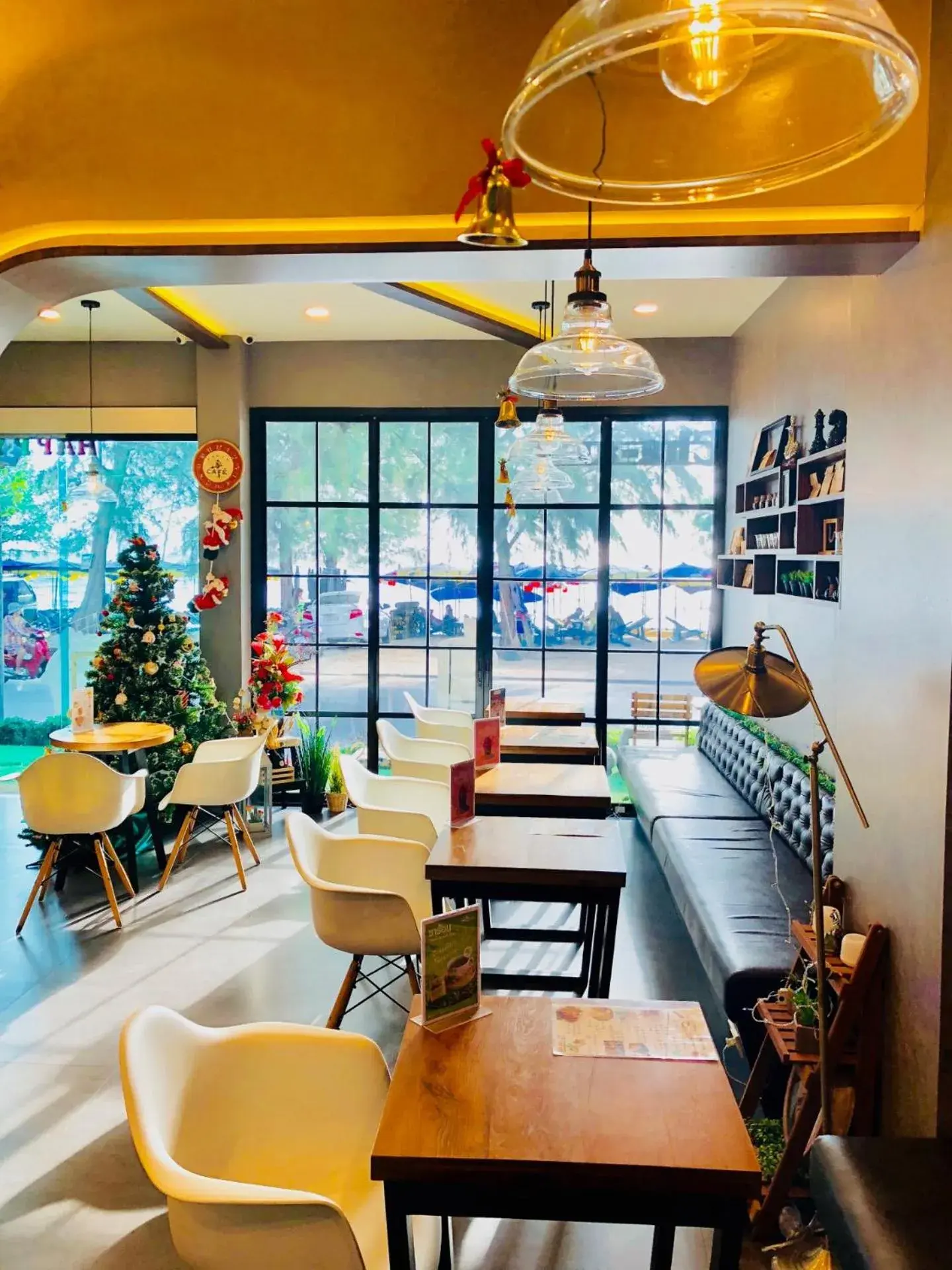 Restaurant/places to eat in Irin Beach Cha-am Restaurant/places to eat in Irin Beach Cha-am