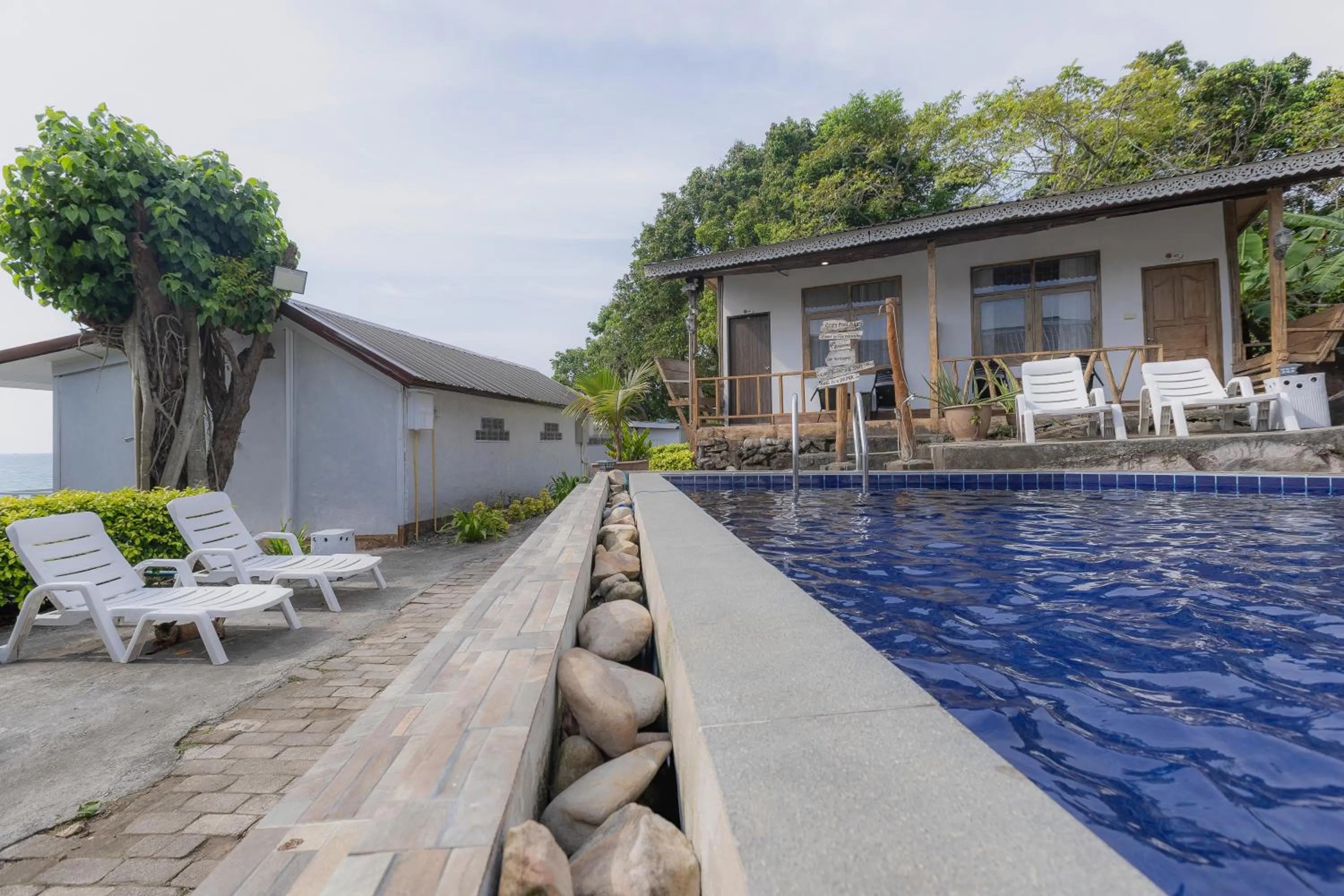 Phi Phi Cozy Seafront Resort