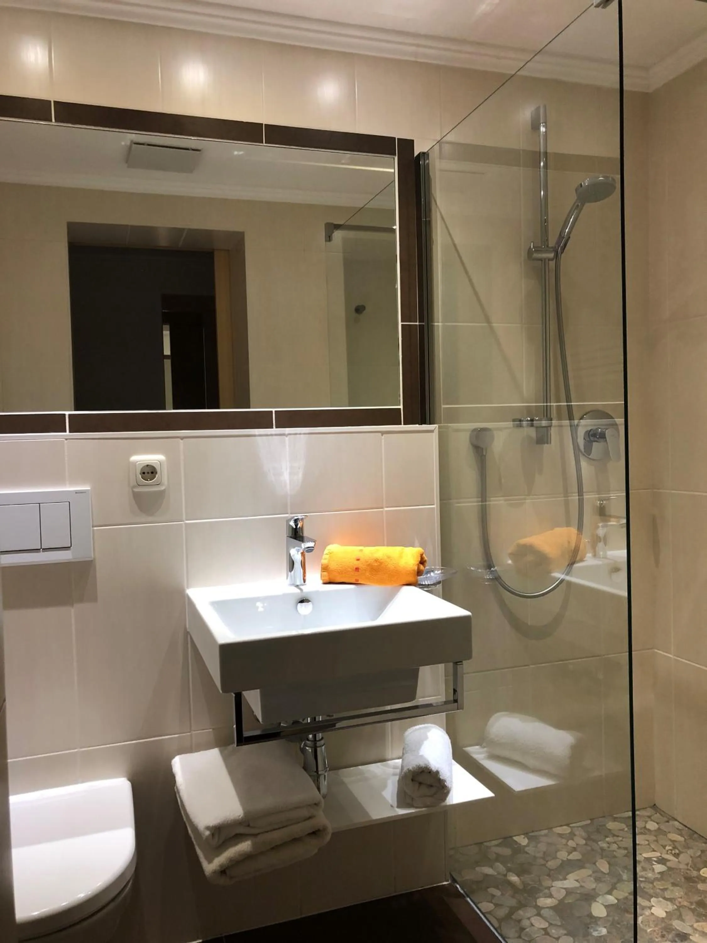 Shower in Hotel Garni Bergwelt