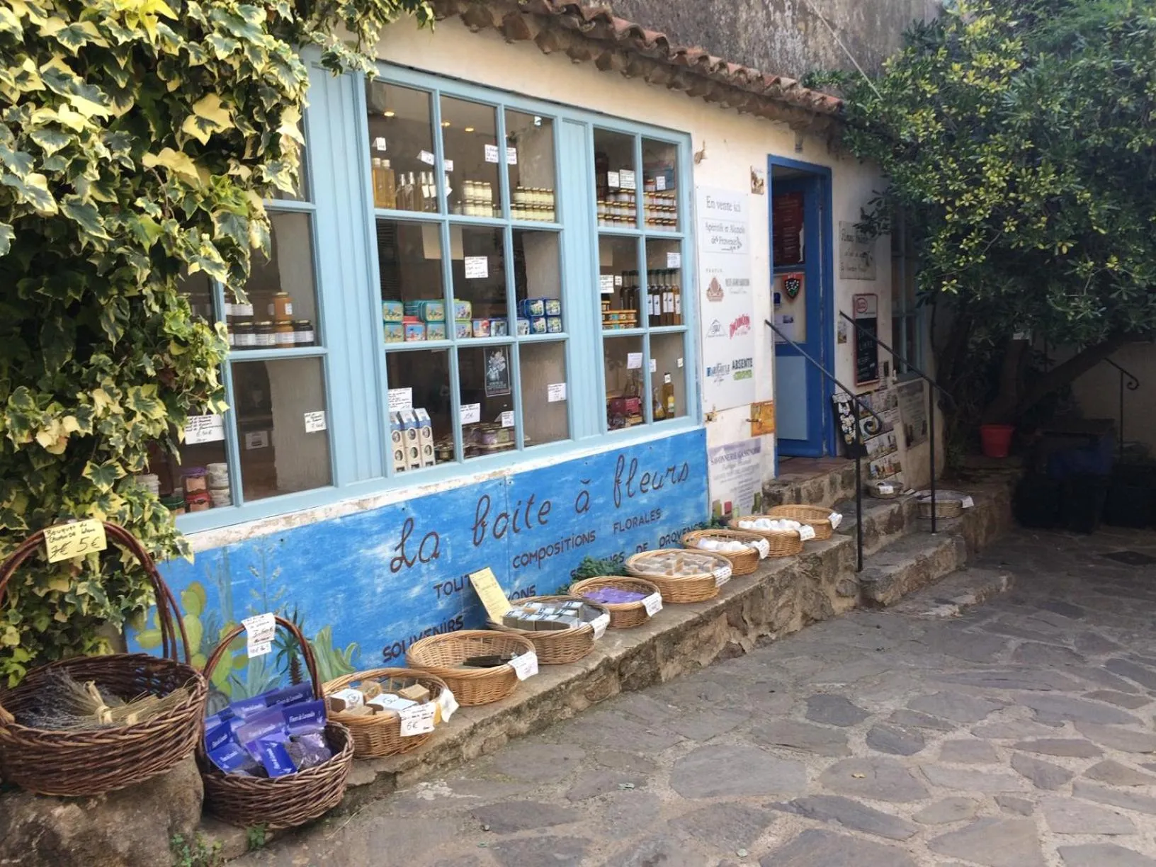 Shopping Area in L'aile du Chateau