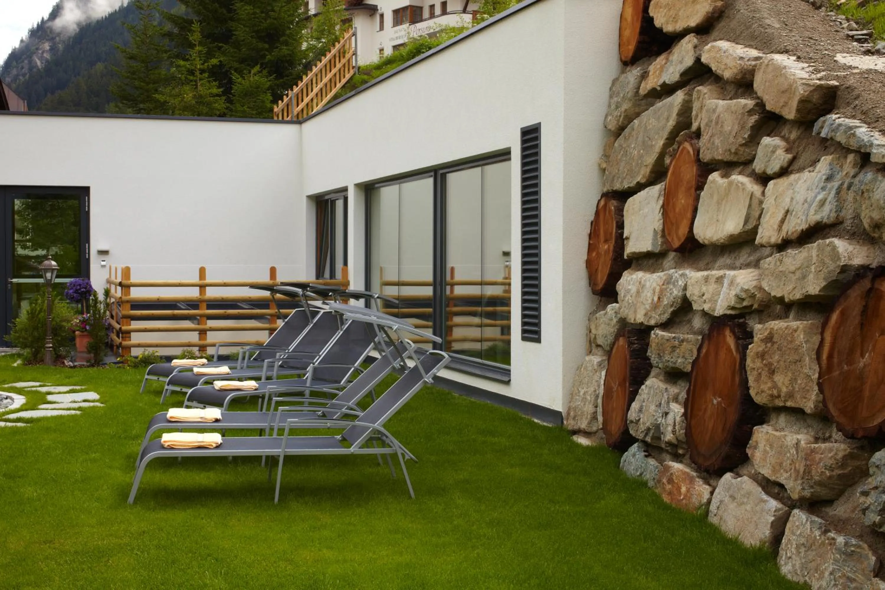 Swimming pool in Hotel Tirol