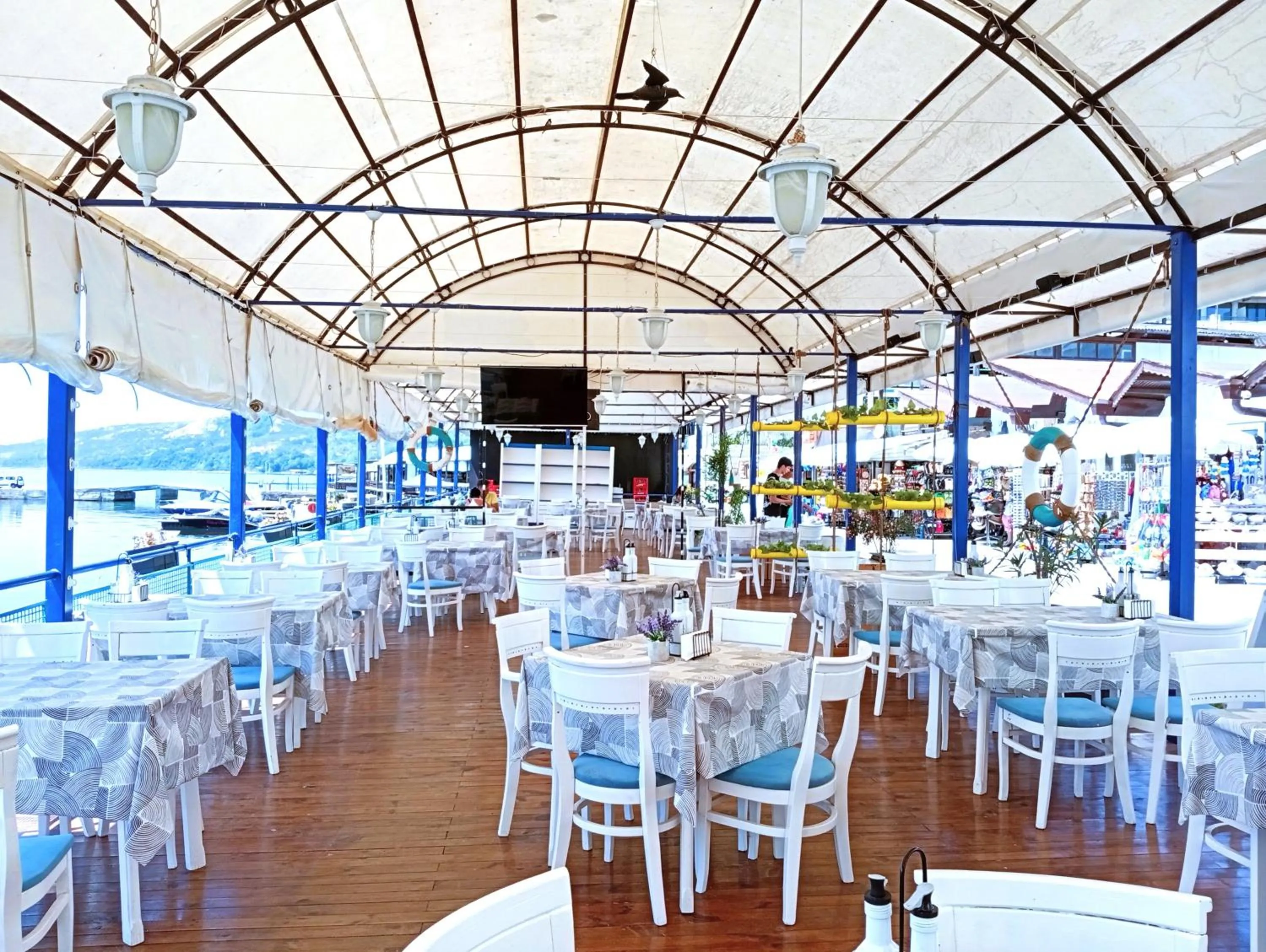 Restaurant/places to eat in Lotos Hotel