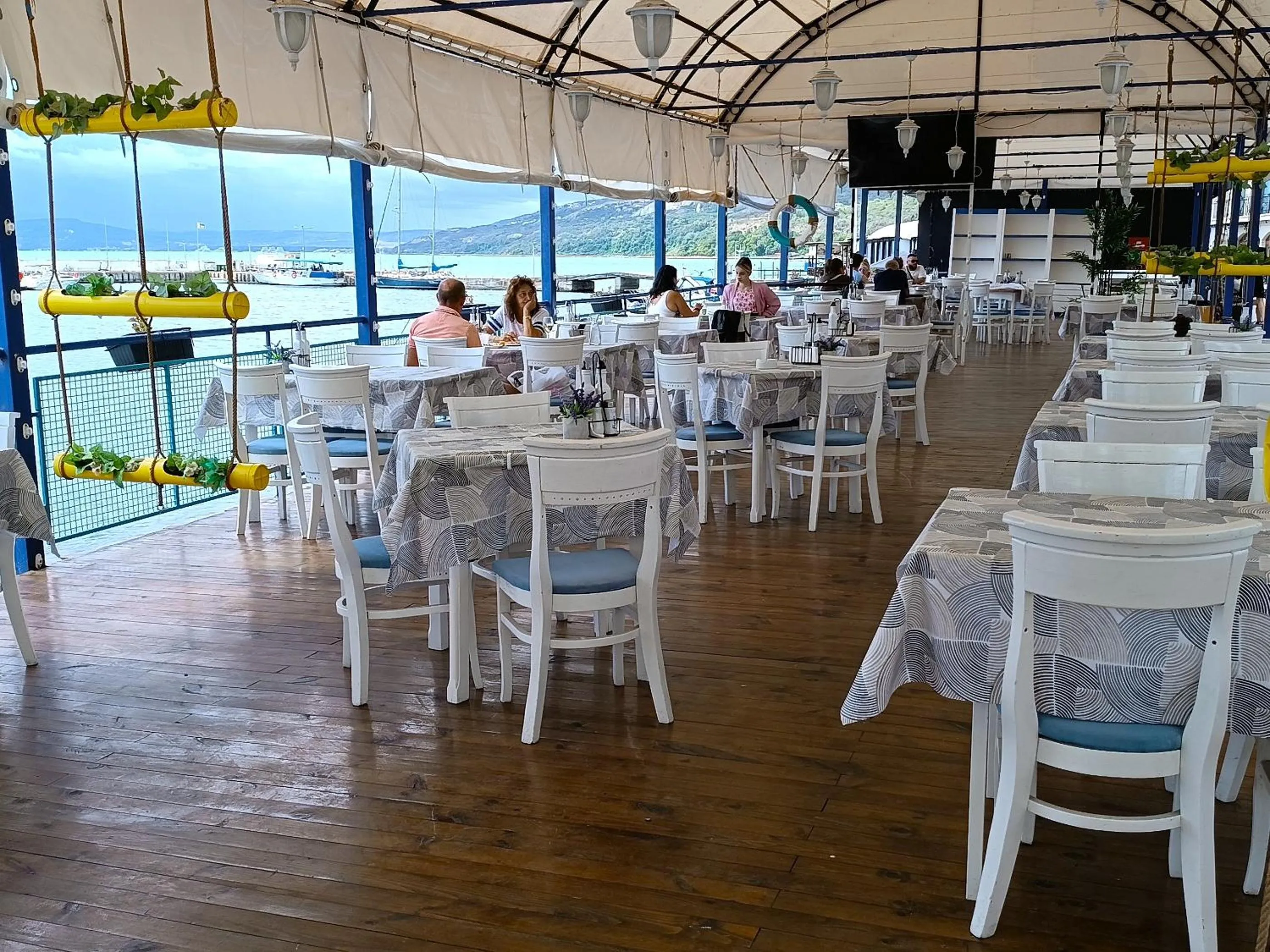 Restaurant/places to eat in Lotos Hotel