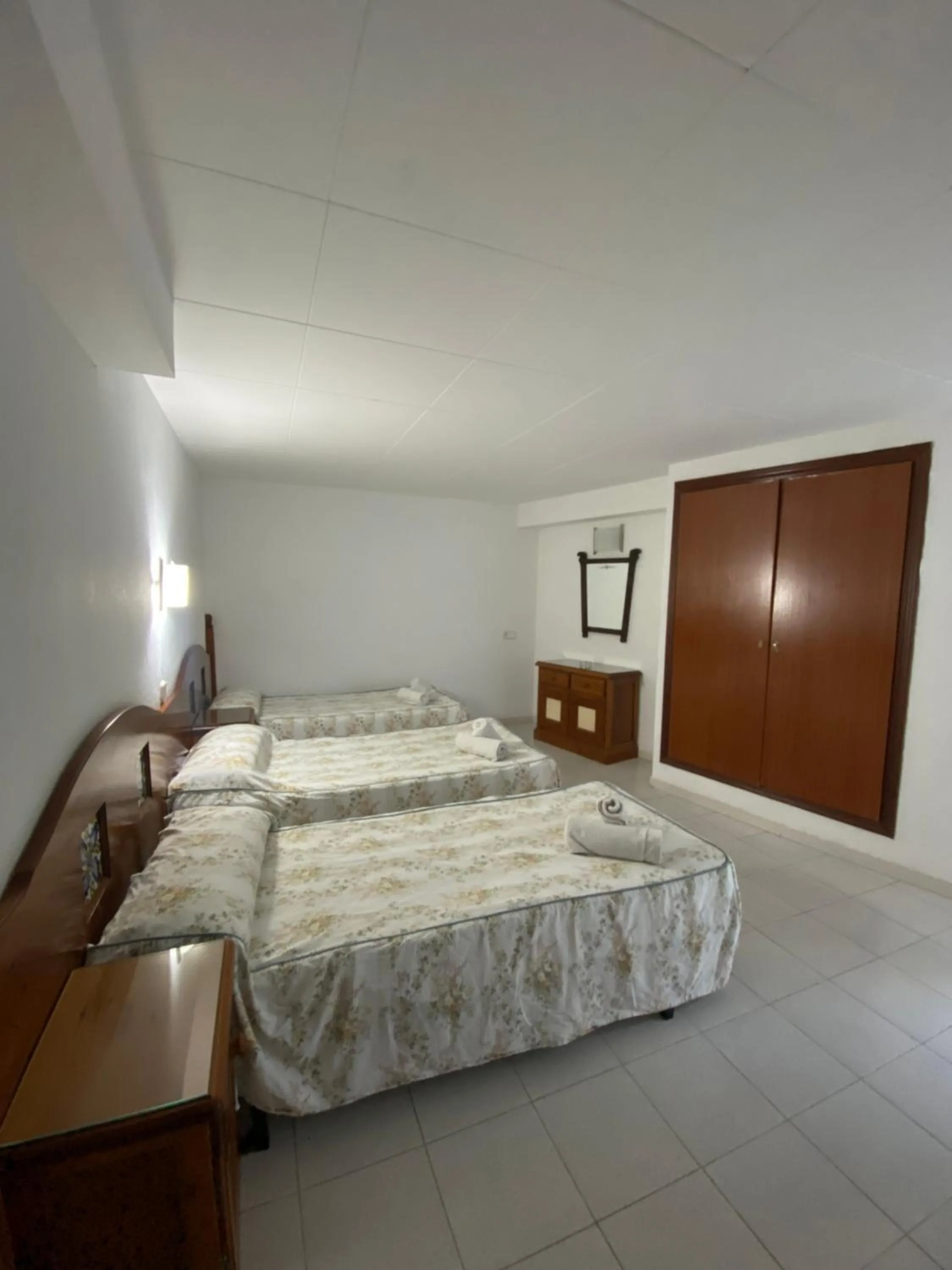 Photo of the whole room, Bed in Clipper Affiliated by FERGUS "Youth Recommended"