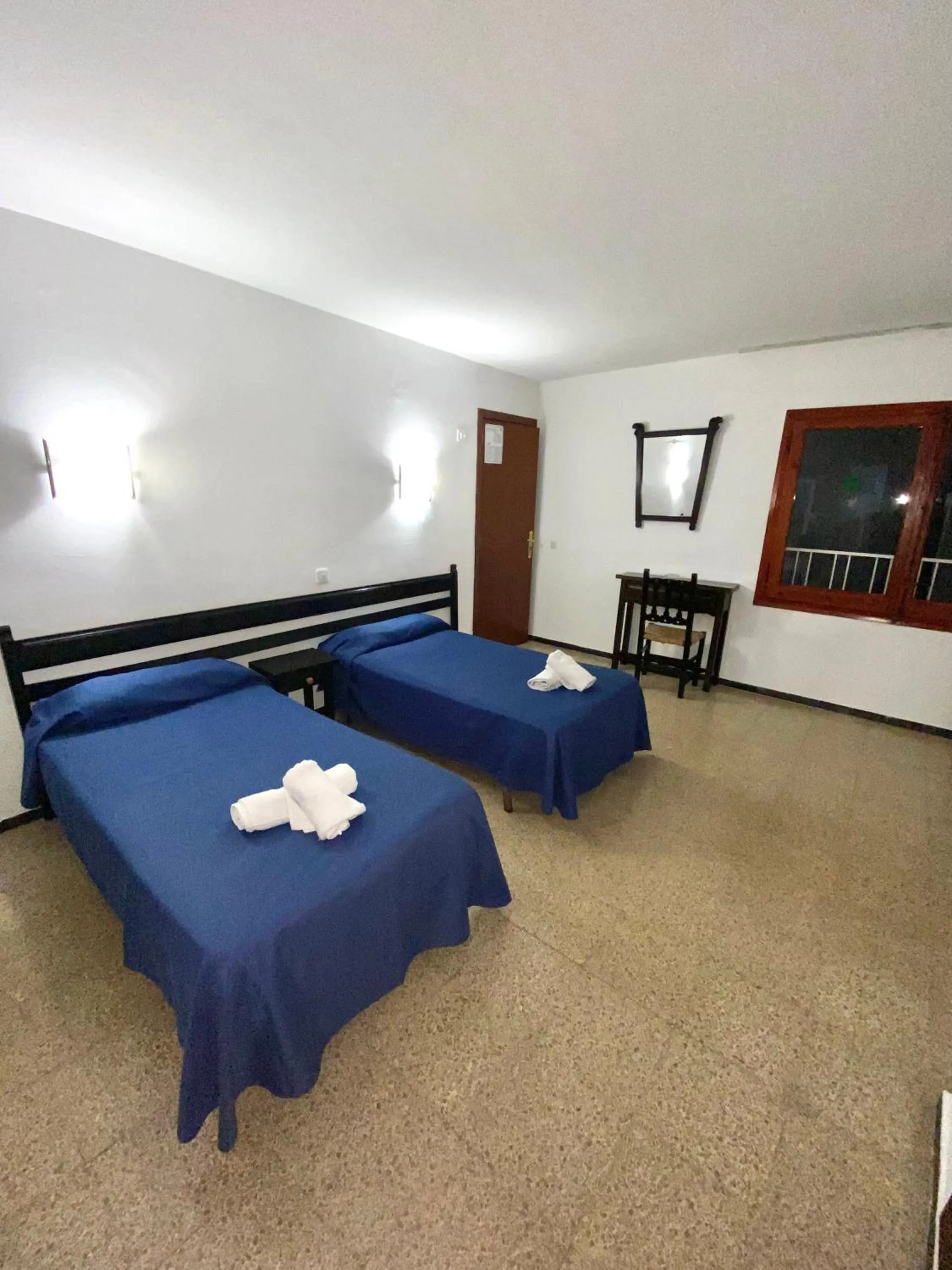 Photo of the whole room, Bed in Clipper Affiliated by FERGUS "Youth Recommended"