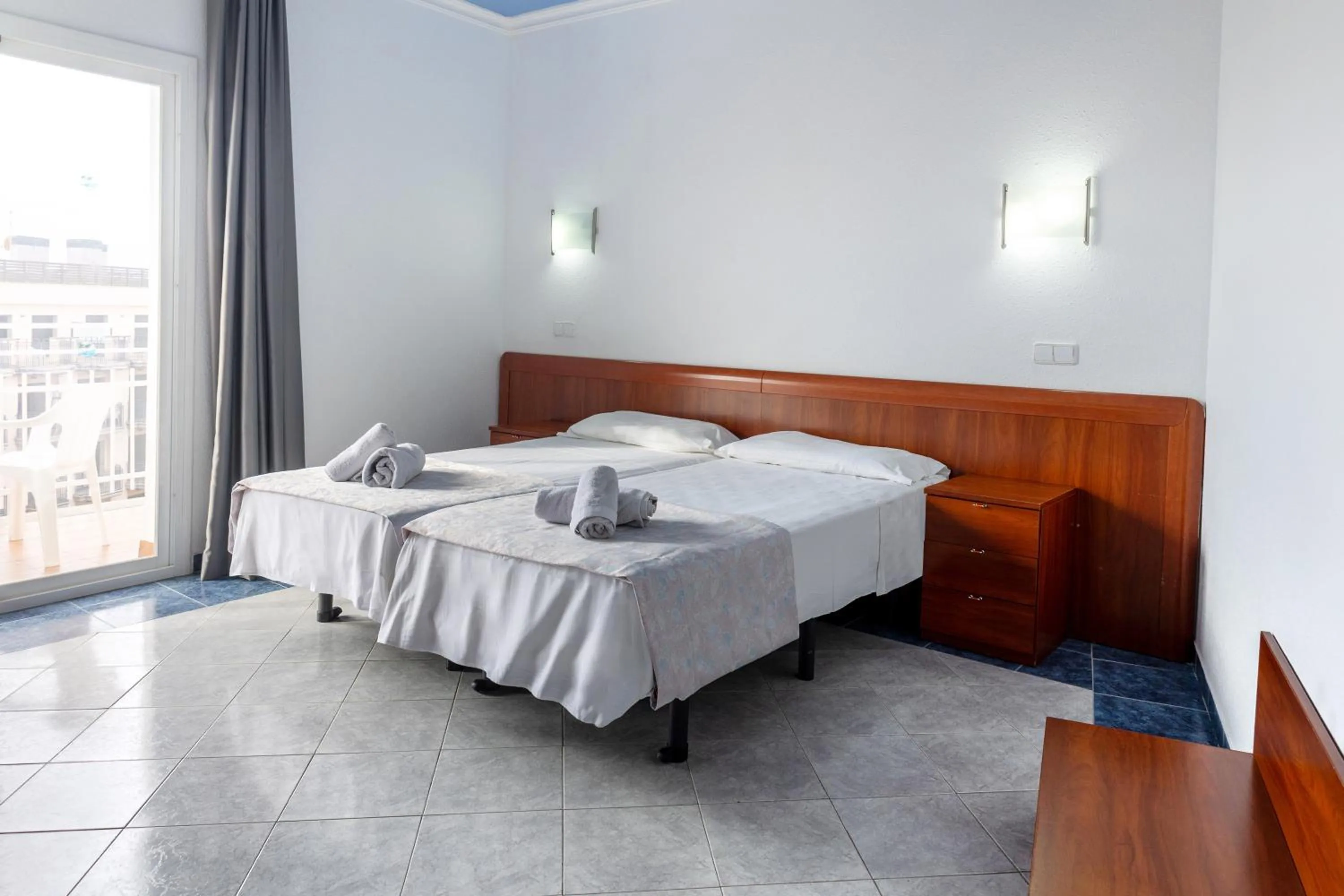 Photo of the whole room, Bed in Clipper Affiliated by FERGUS "Youth Recommended"