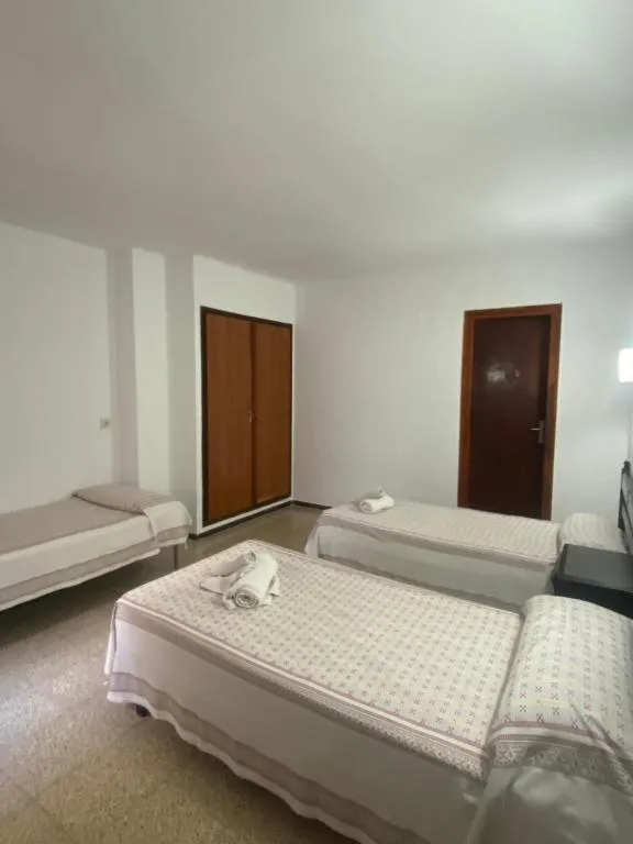 Photo of the whole room, Bed in Clipper Affiliated by FERGUS "Youth Recommended"