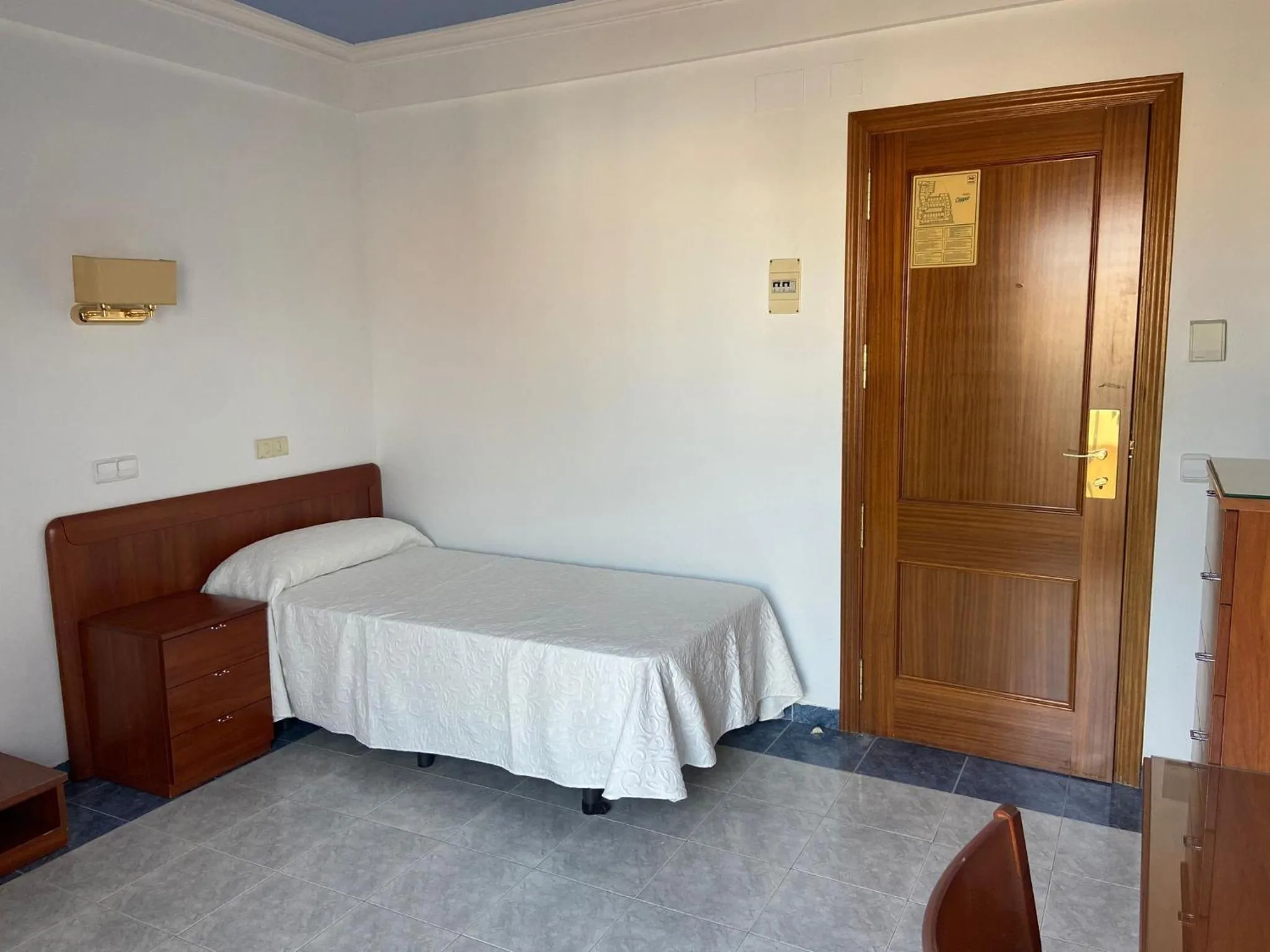 Photo of the whole room, Bed in Clipper Affiliated by FERGUS "Youth Recommended"