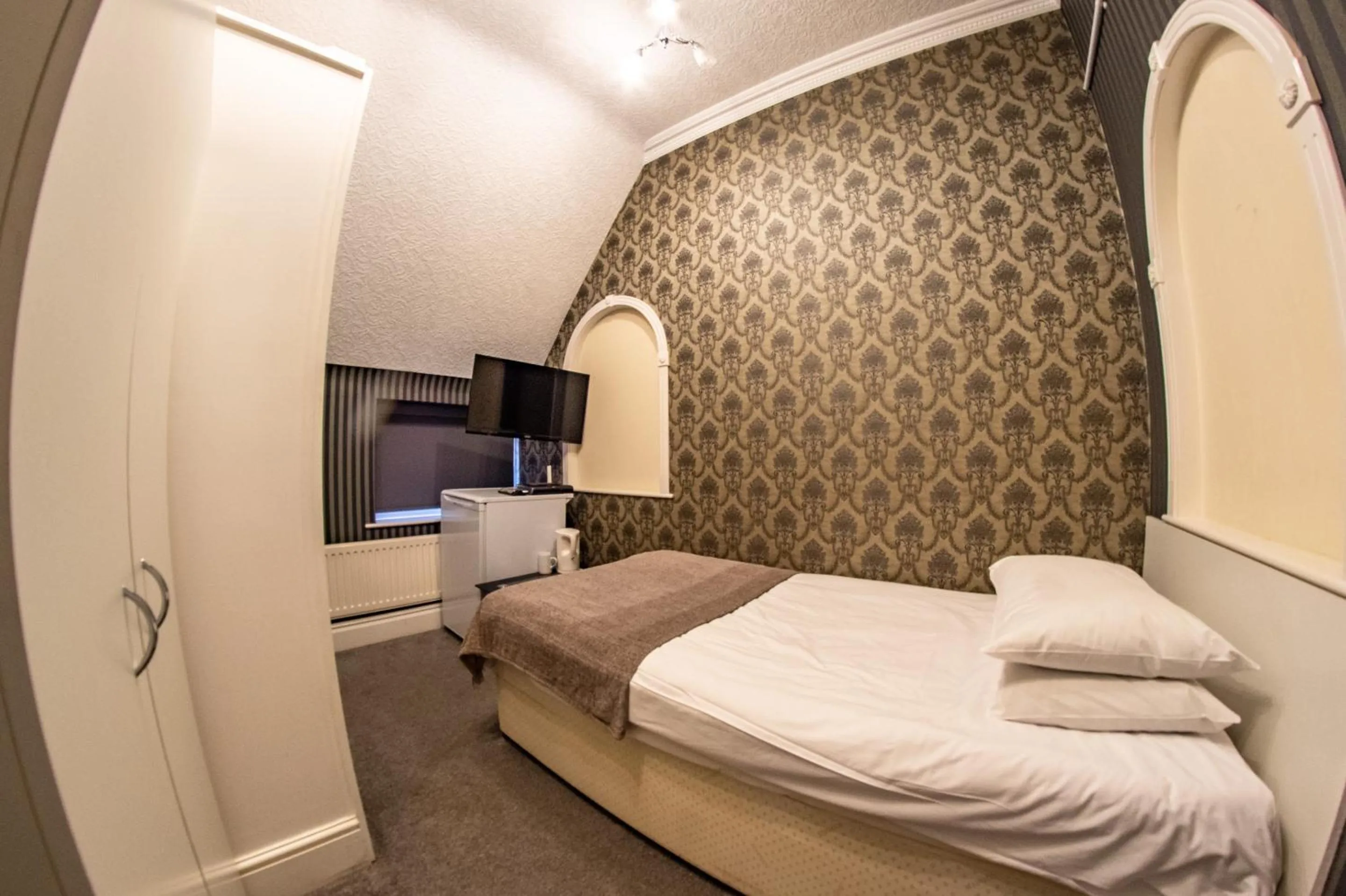 Bedroom, Bed in Quayside Hotel & Bar