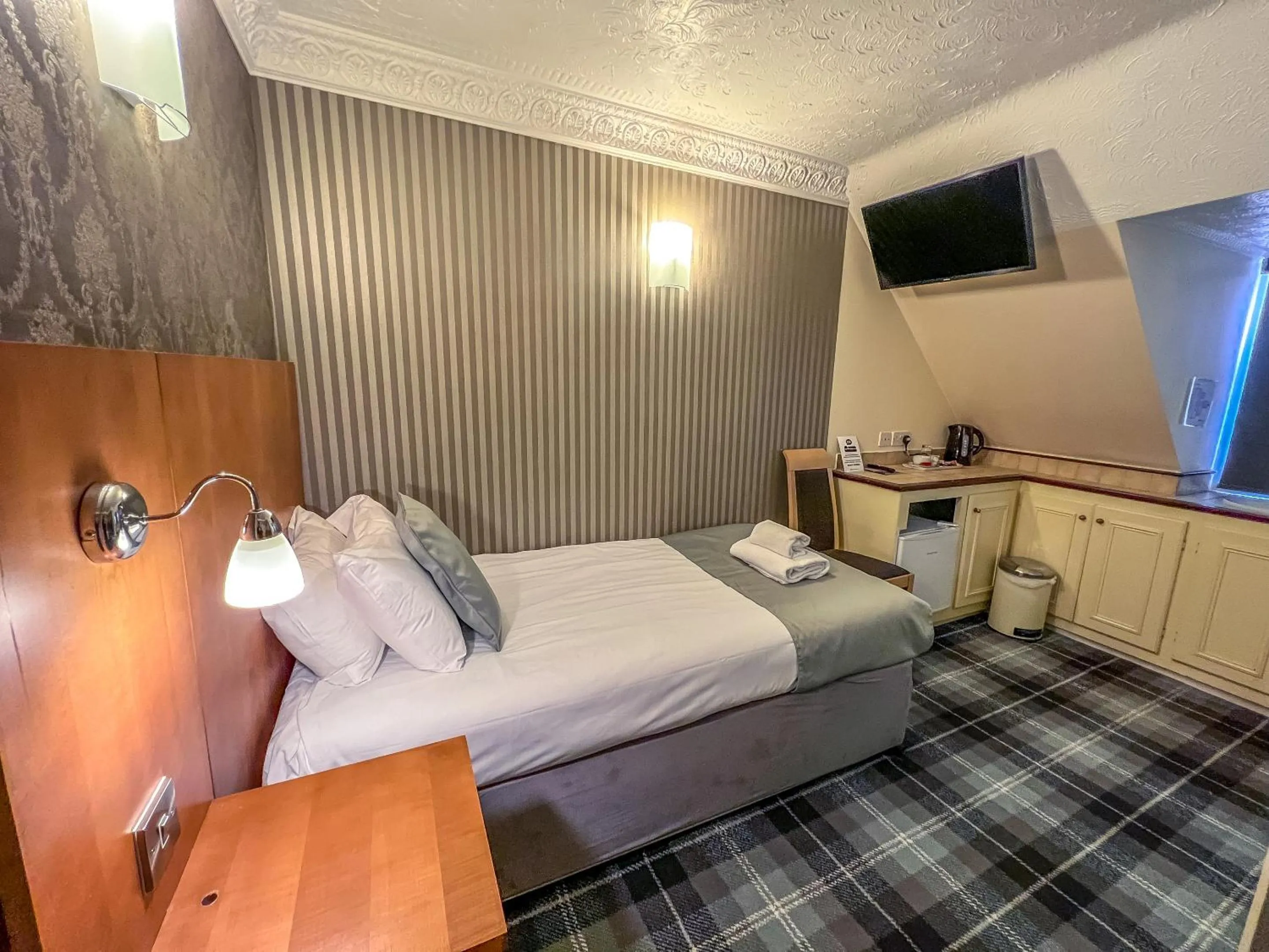 Bedroom, Bed in Quayside Hotel & Bar