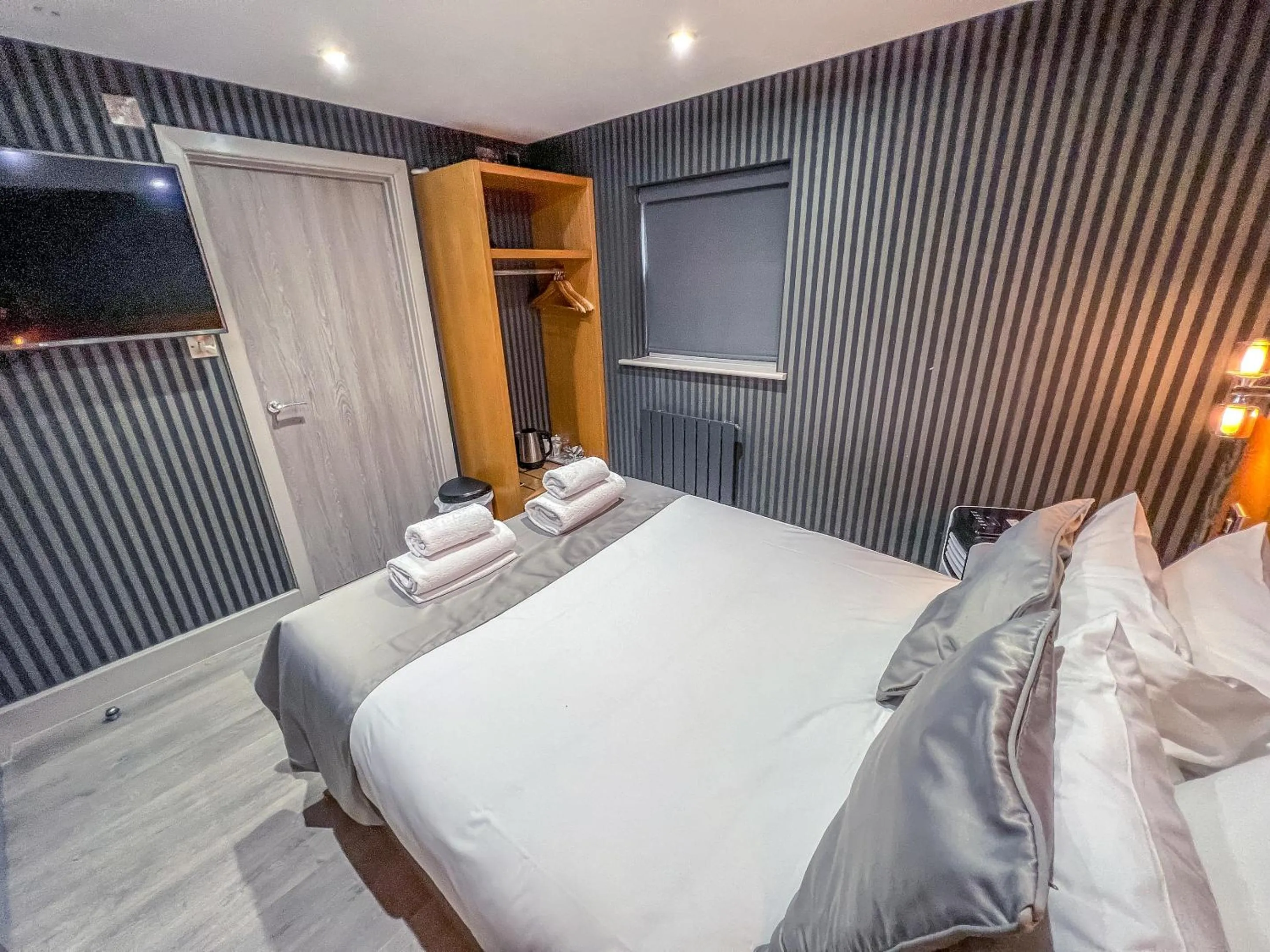 Bedroom, Bed in Quayside Hotel & Bar