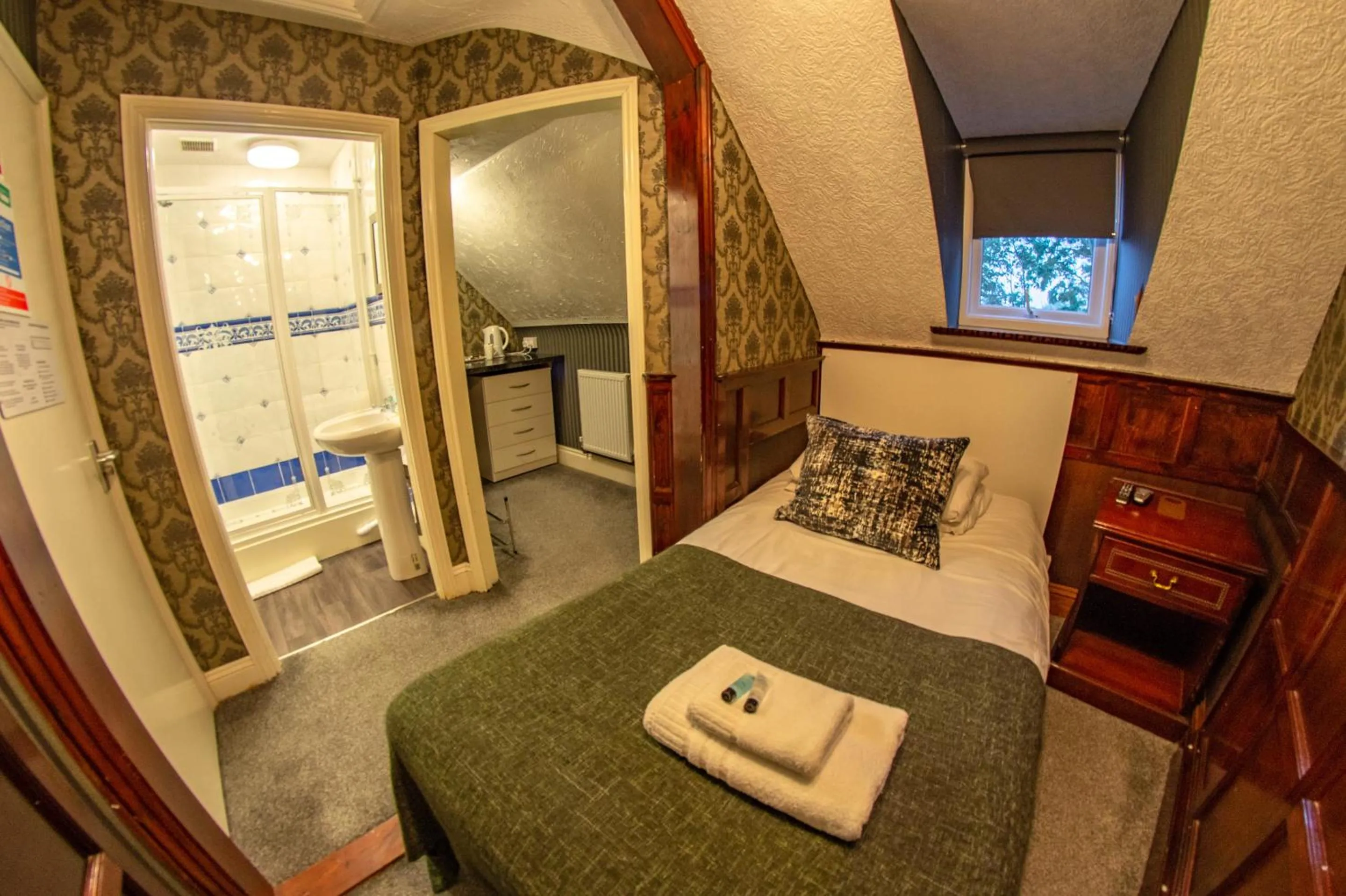 Bedroom, Bed in Quayside Hotel & Bar