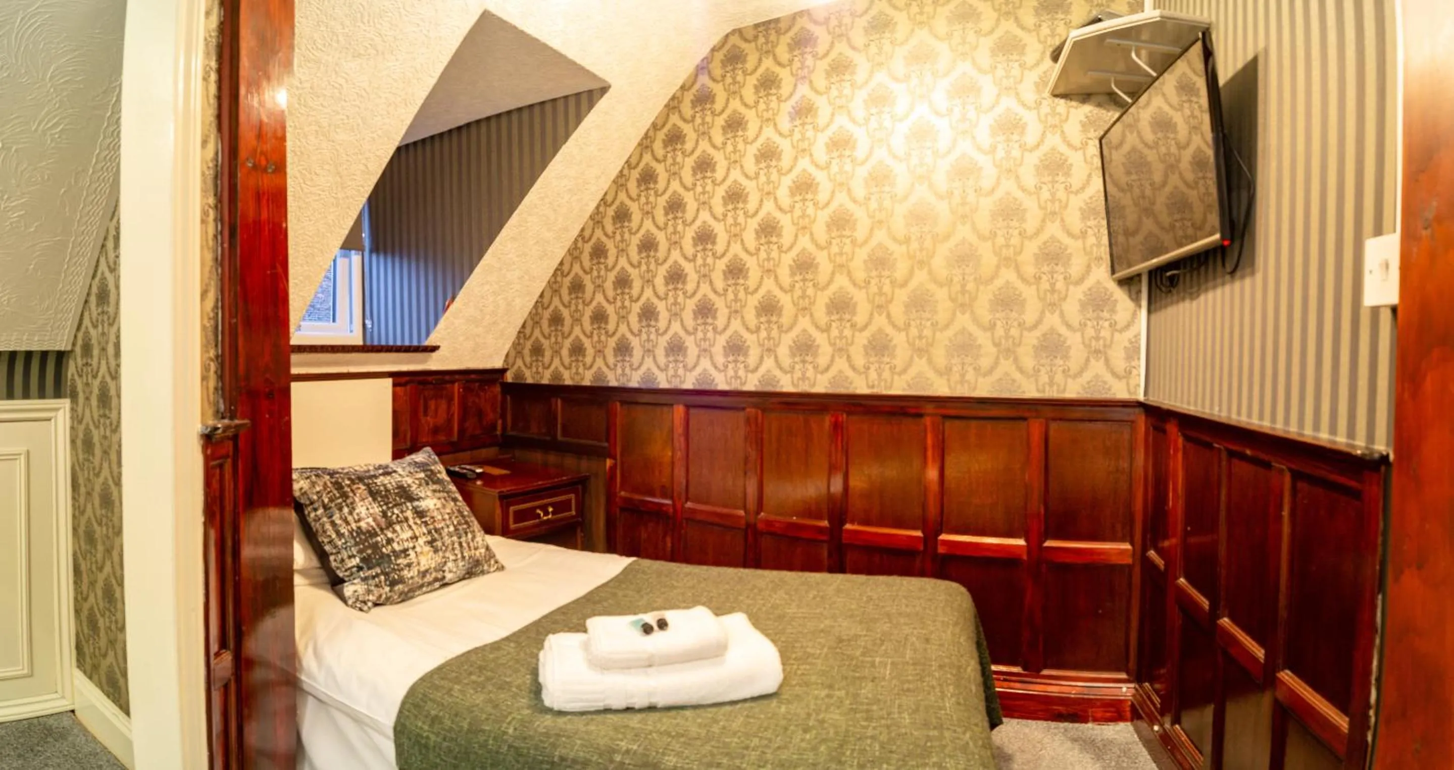 Bedroom, Bed in Quayside Hotel & Bar
