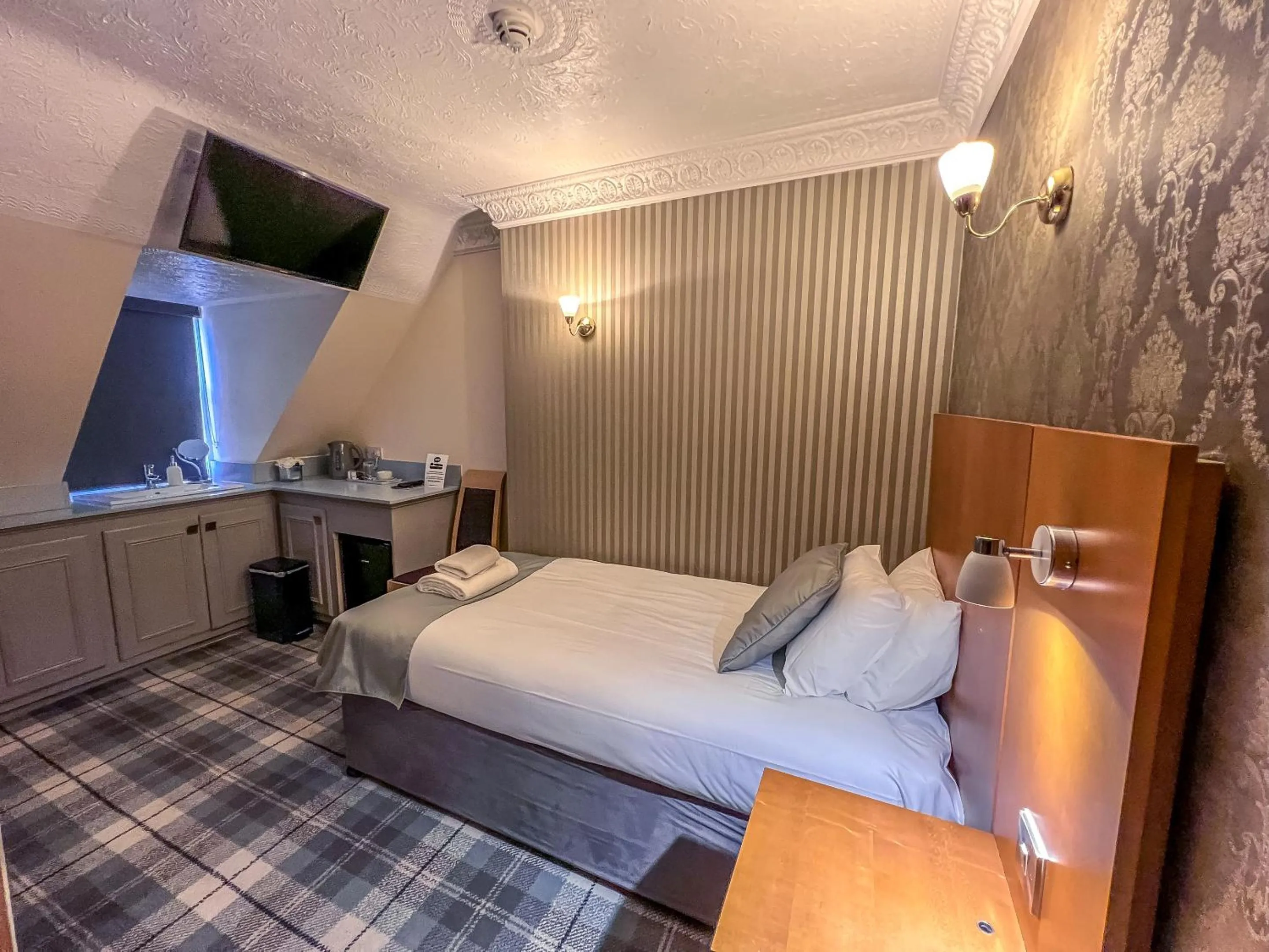 Bedroom, Bed in Quayside Hotel & Bar