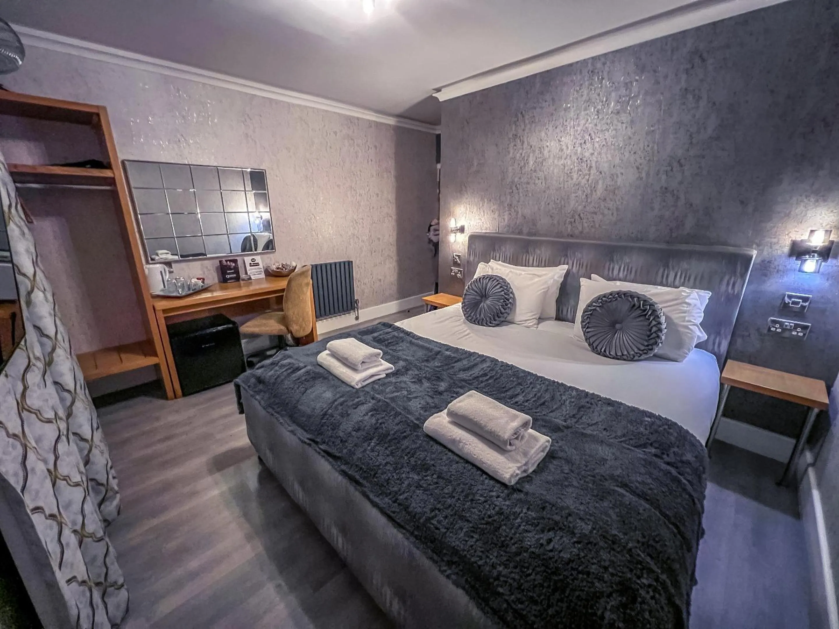 Bedroom, Bed in Quayside Hotel & Bar