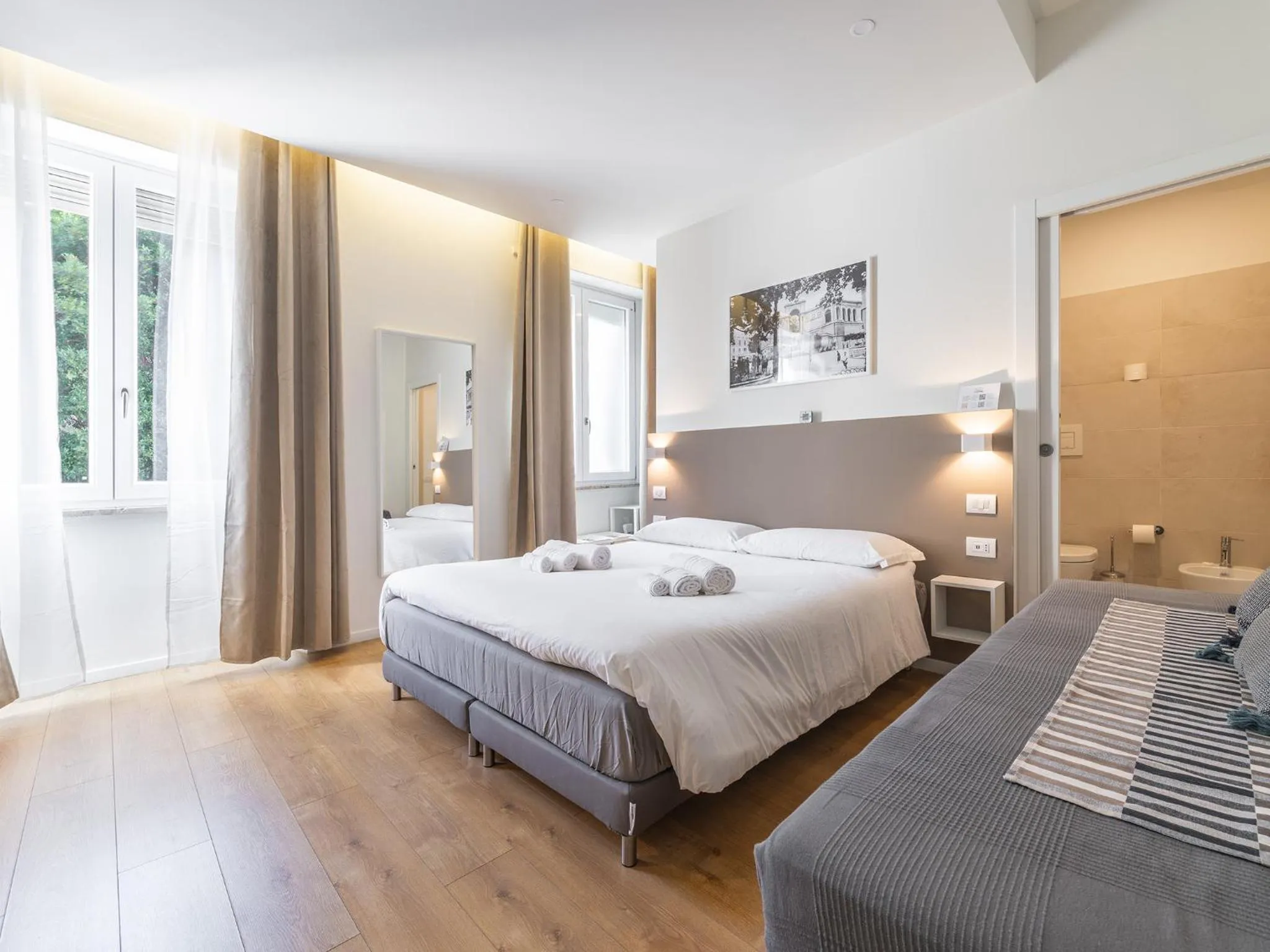 Photo of the whole room, Bed in Dome