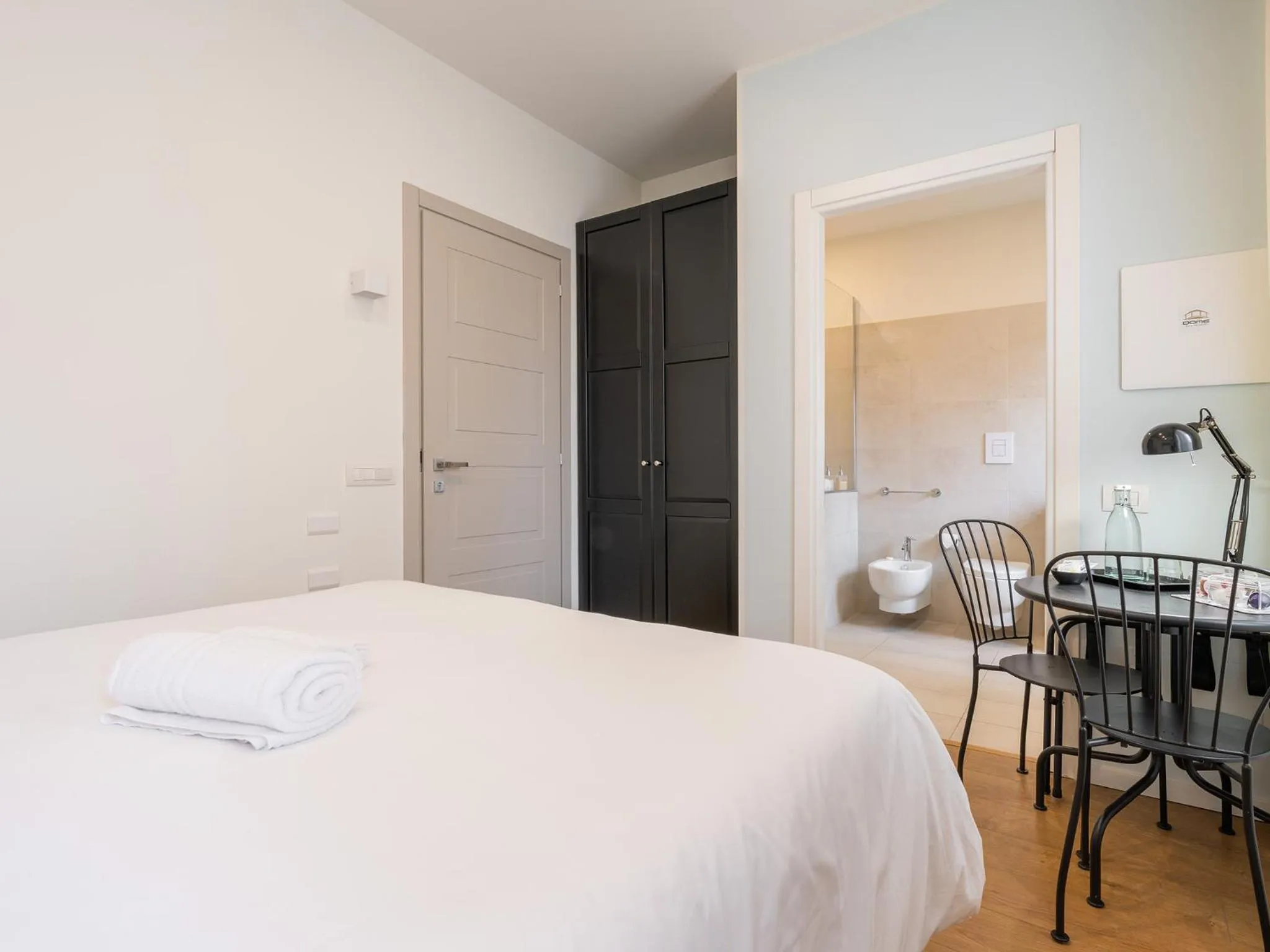 Photo of the whole room, Bed in Dome