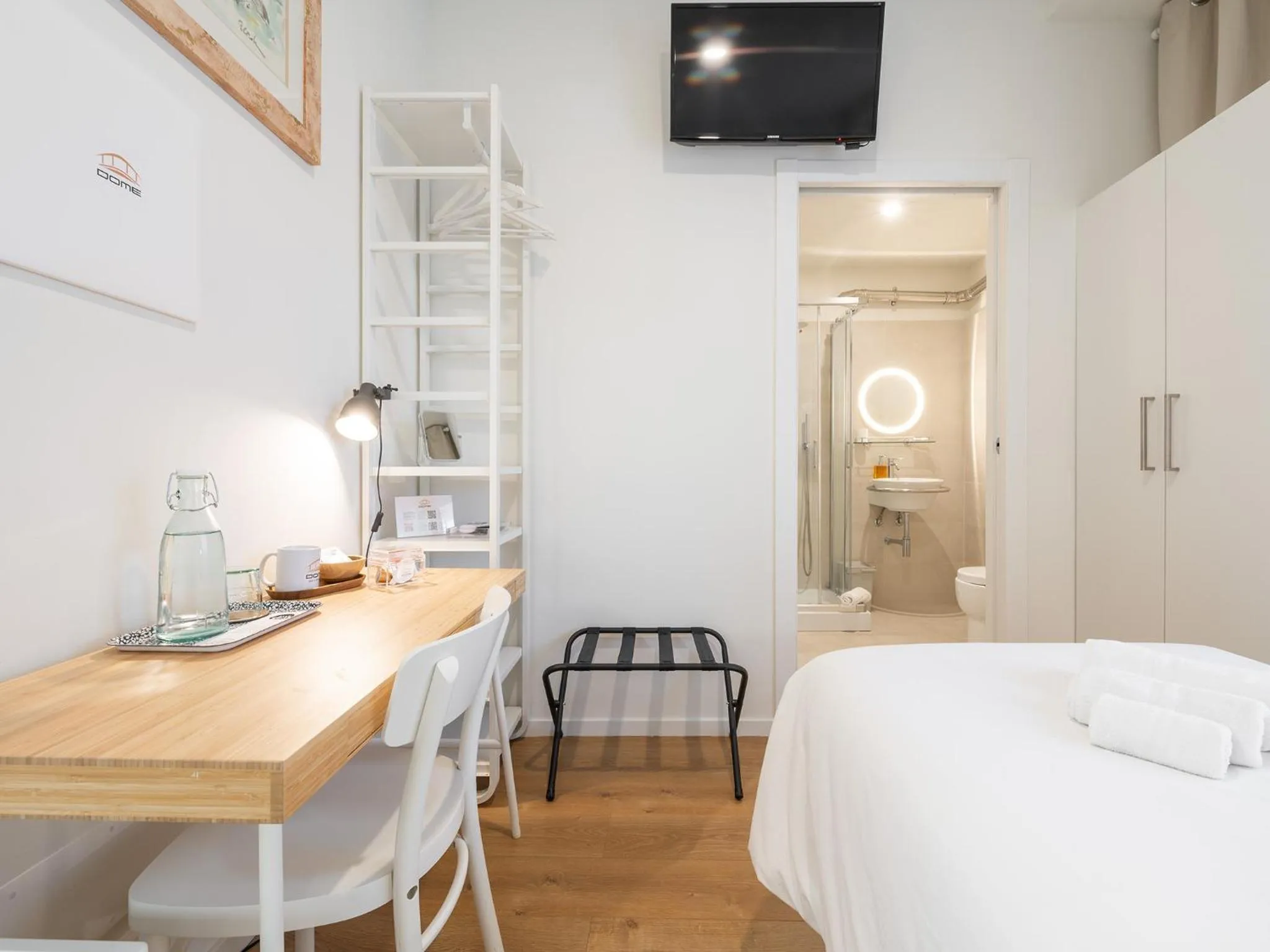 Photo of the whole room, Bed in Dome