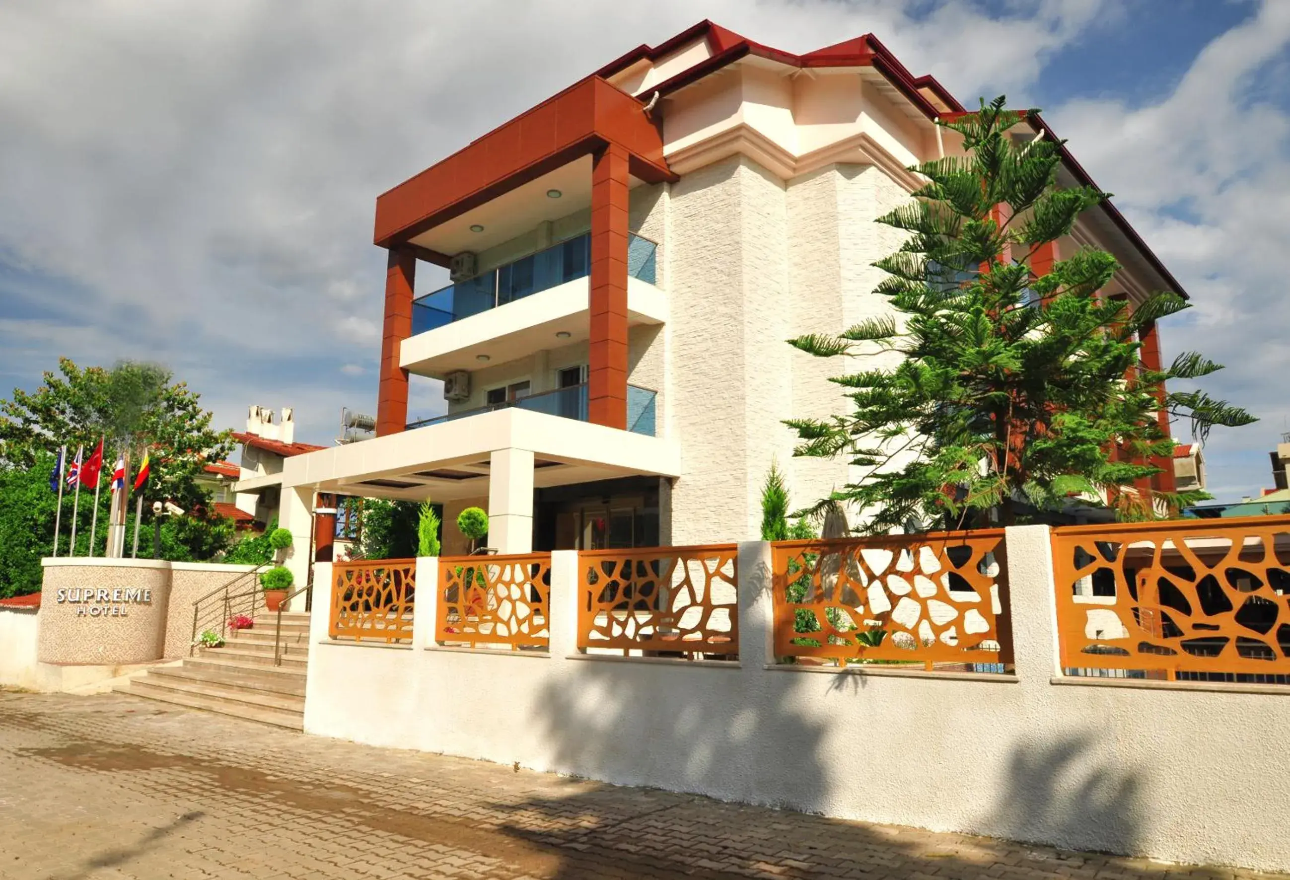 Facade/entrance in Supreme Hotel Facade/entrance in Supreme Hotel