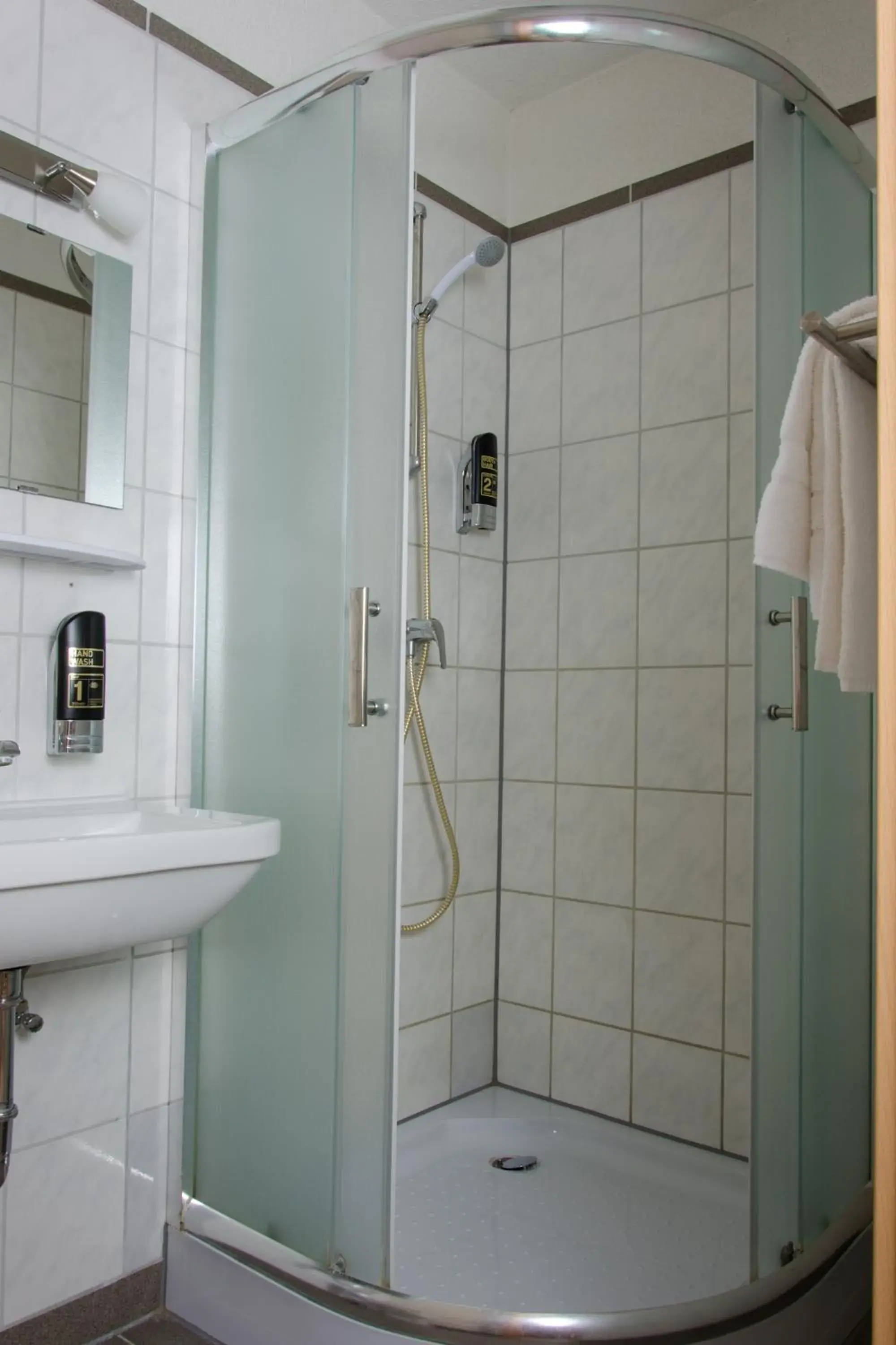 Shower, Bathroom in Hotel zum Rücking