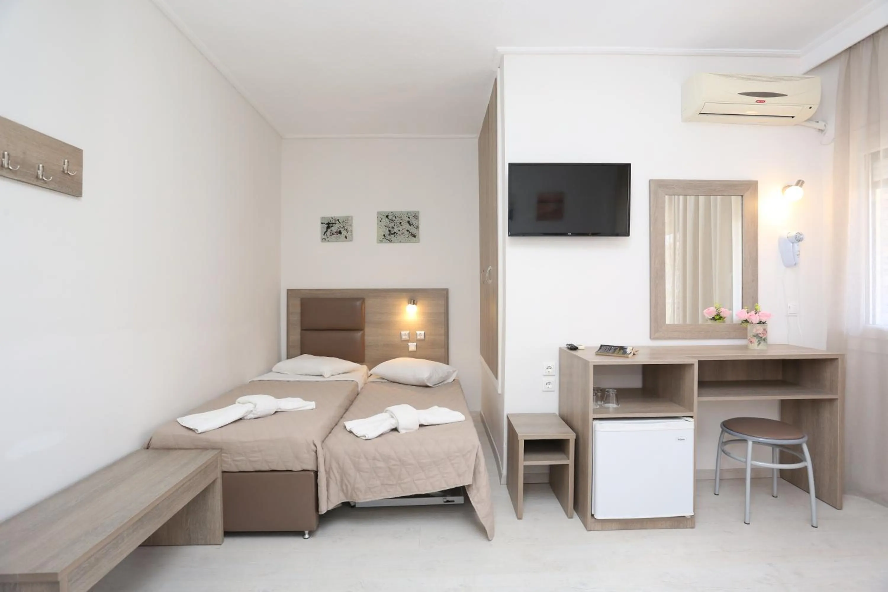 Bedroom, Bed in Sun Hotel