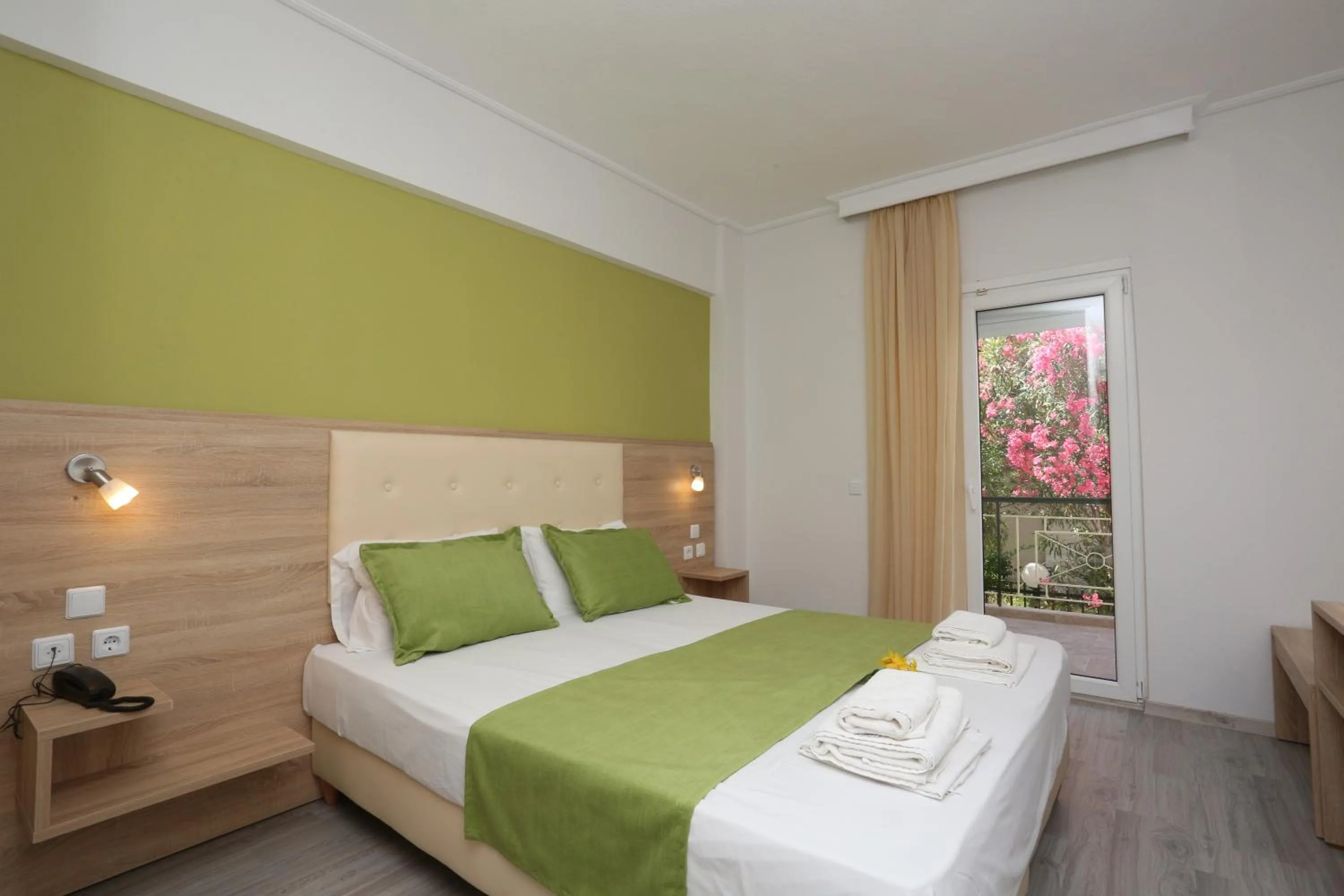 Photo of the whole room, Bed in Sun Hotel