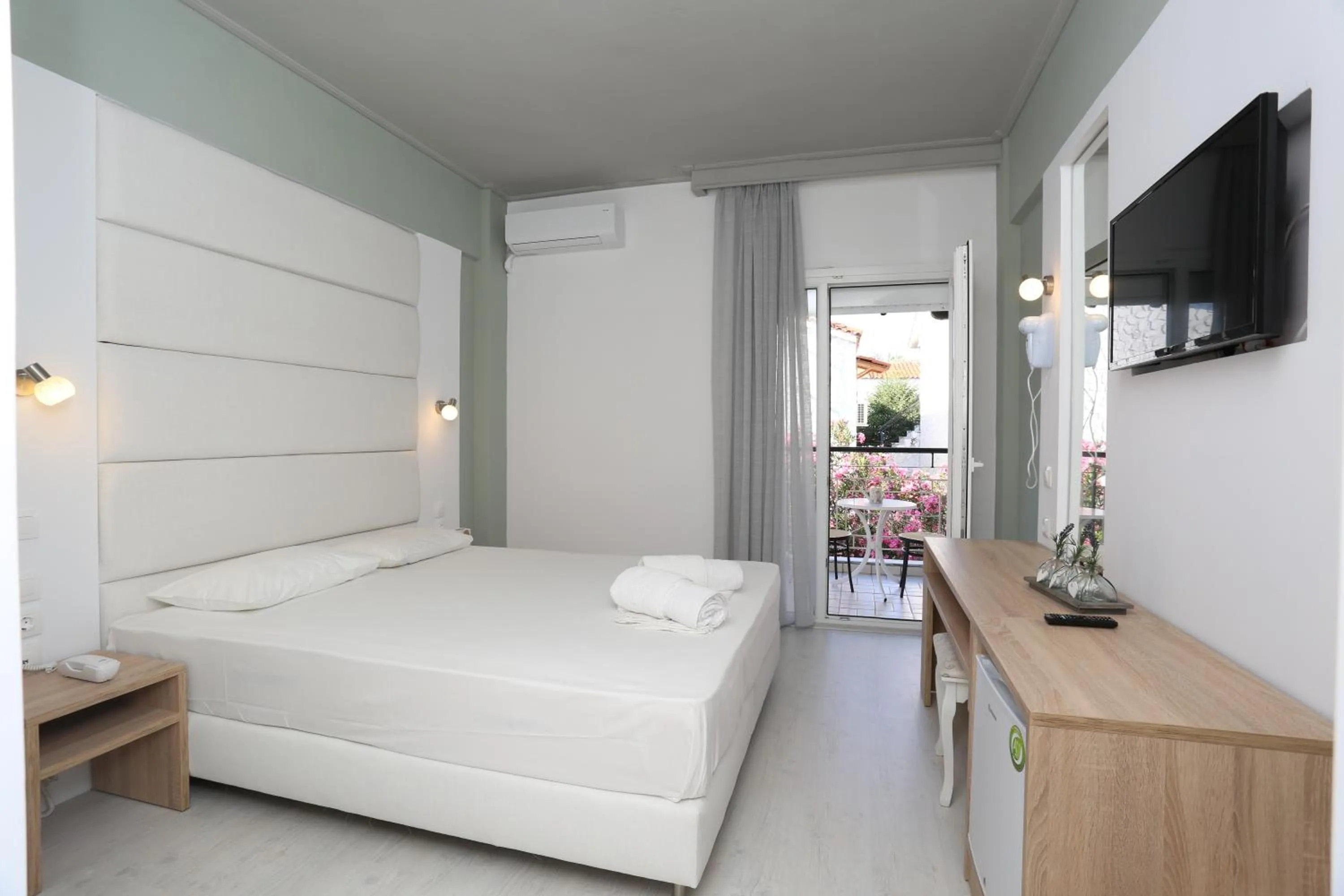 Photo of the whole room, Bed in Sun Hotel