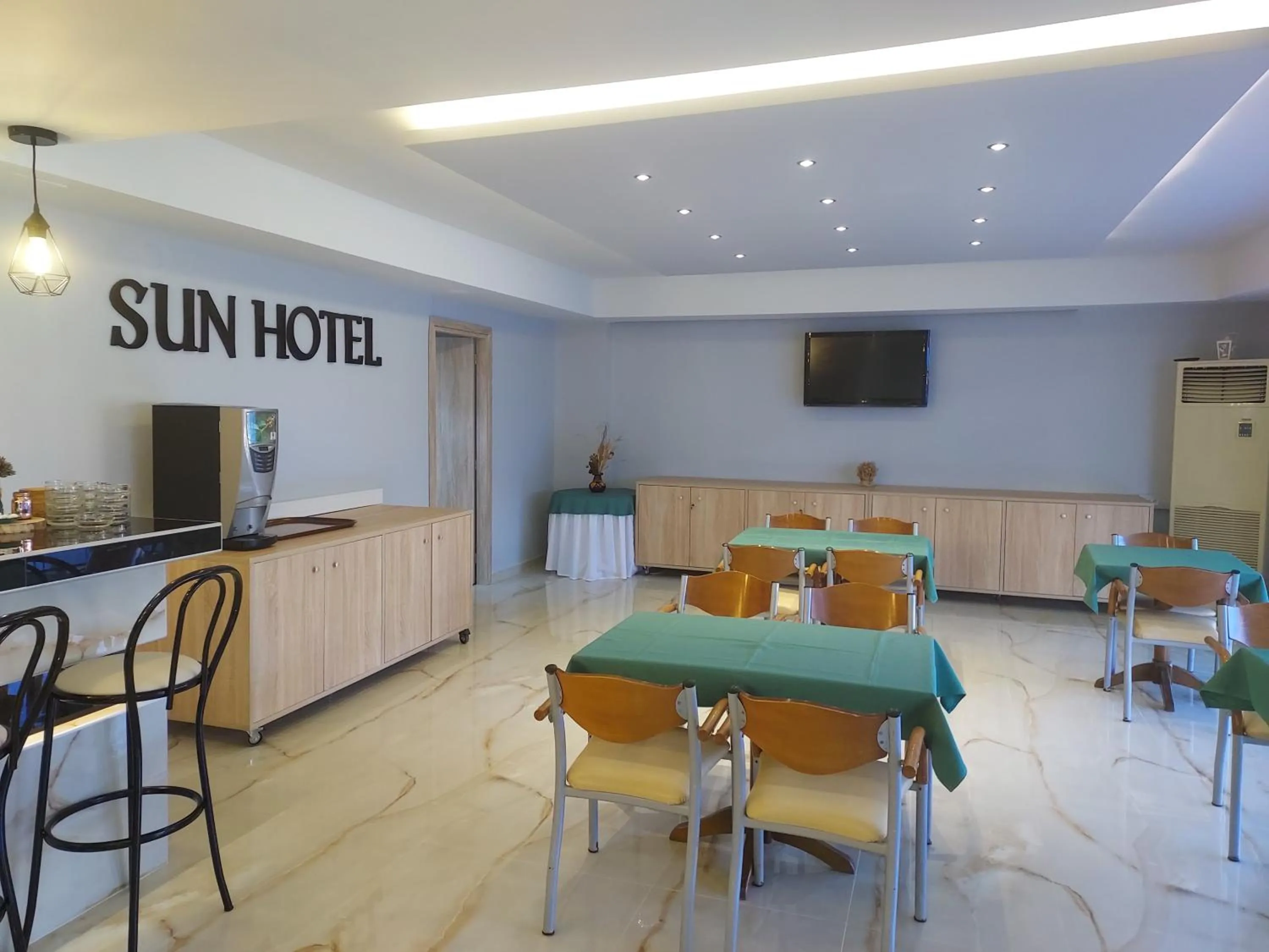 Restaurant/places to eat in Sun Hotel
