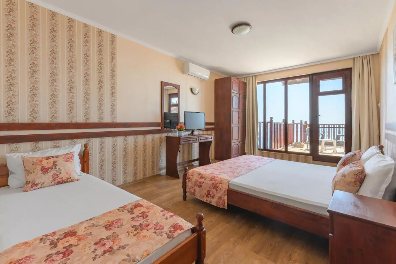Bed in Morski Briag Hotel