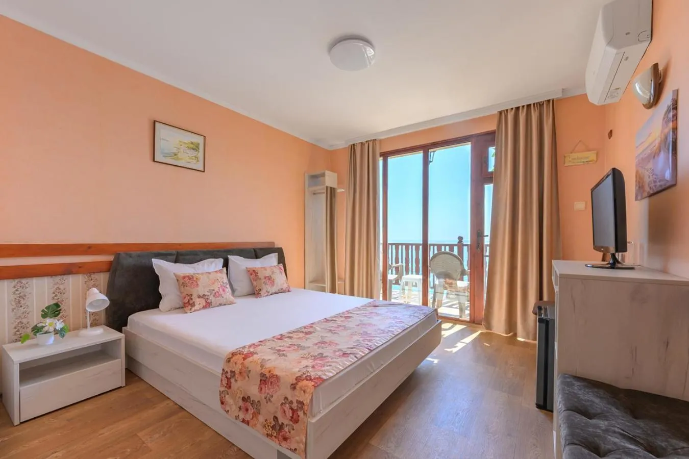 Bed in Morski Briag Hotel