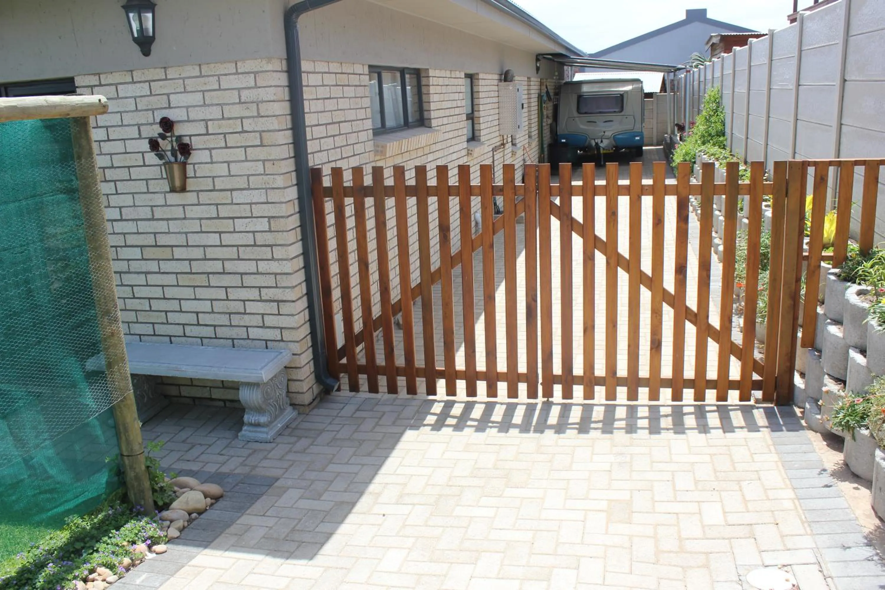 Inner courtyard view in Traveller's Rest, Reebok
