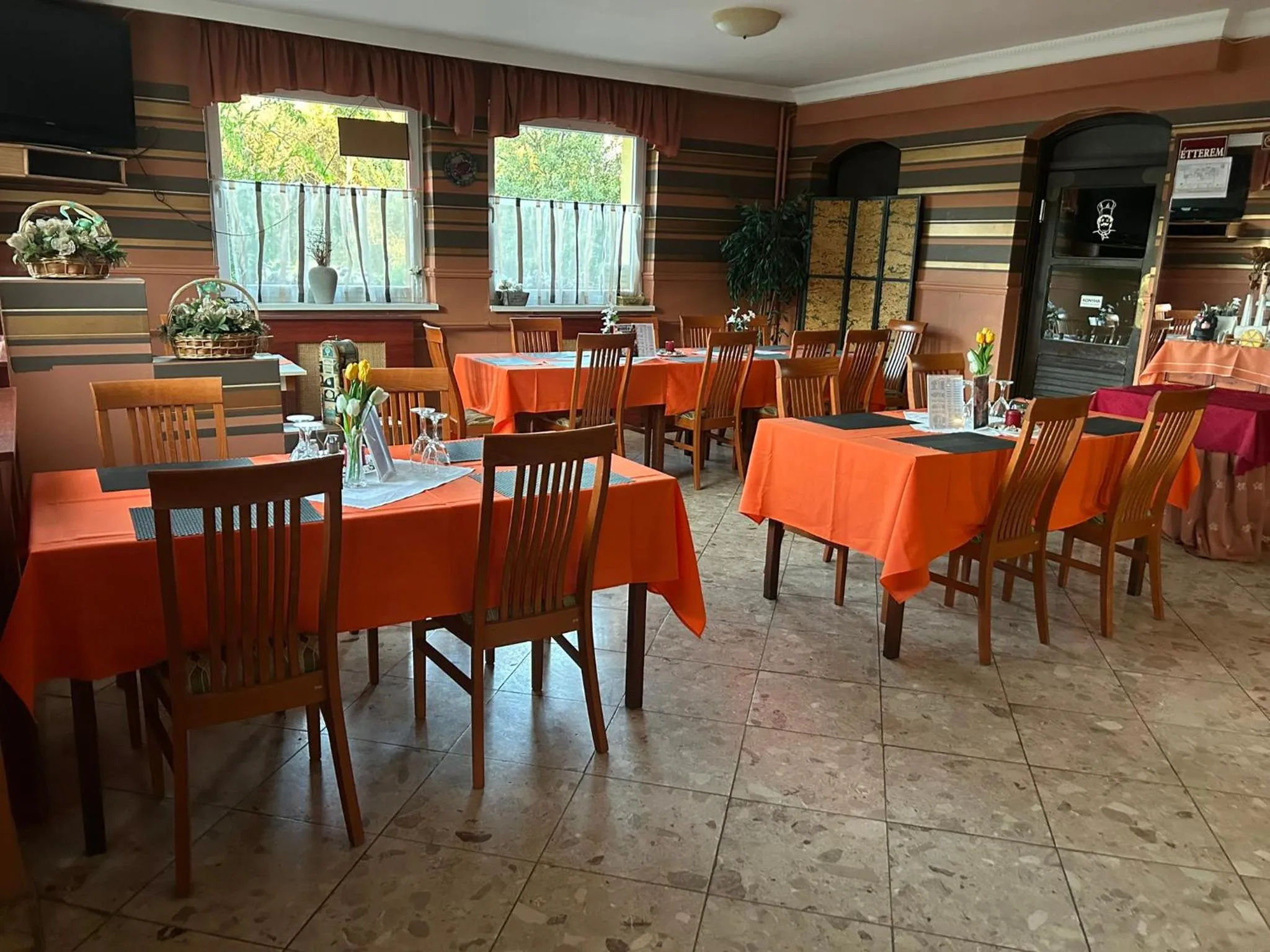 Restaurant/places to eat in Romantik Étterem - Panzió