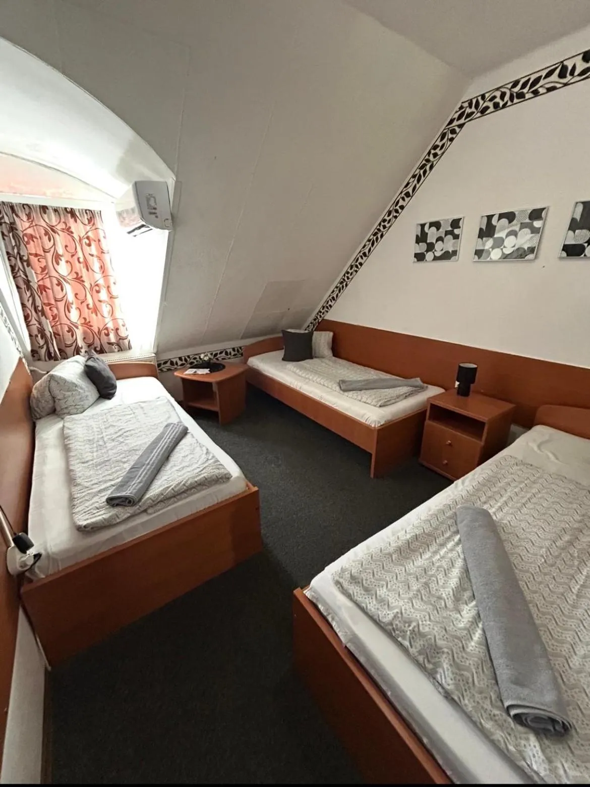 Photo of the whole room, Bed in Romantik Étterem - Panzió