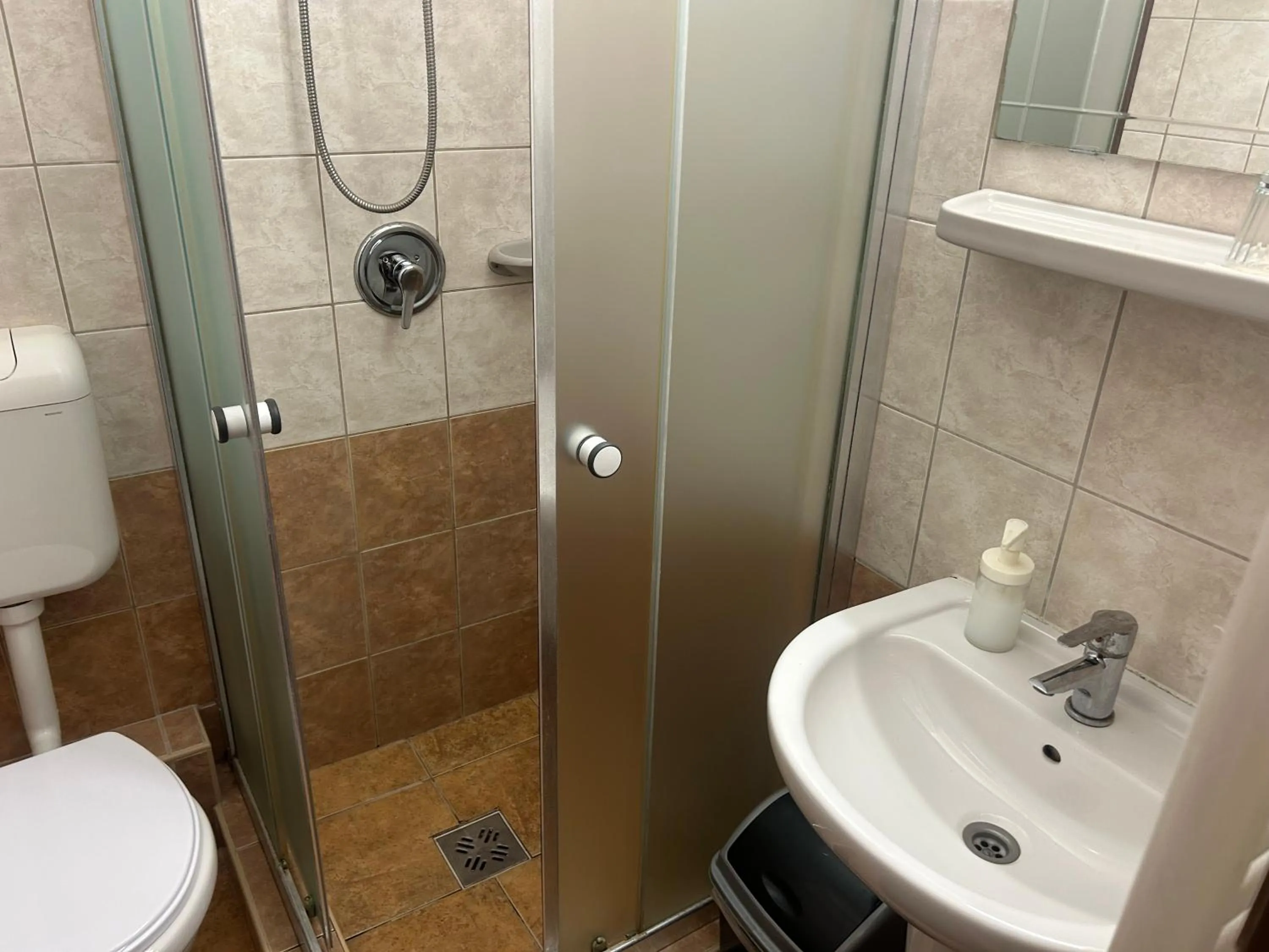 Shower in Romantik Étterem - Panzió