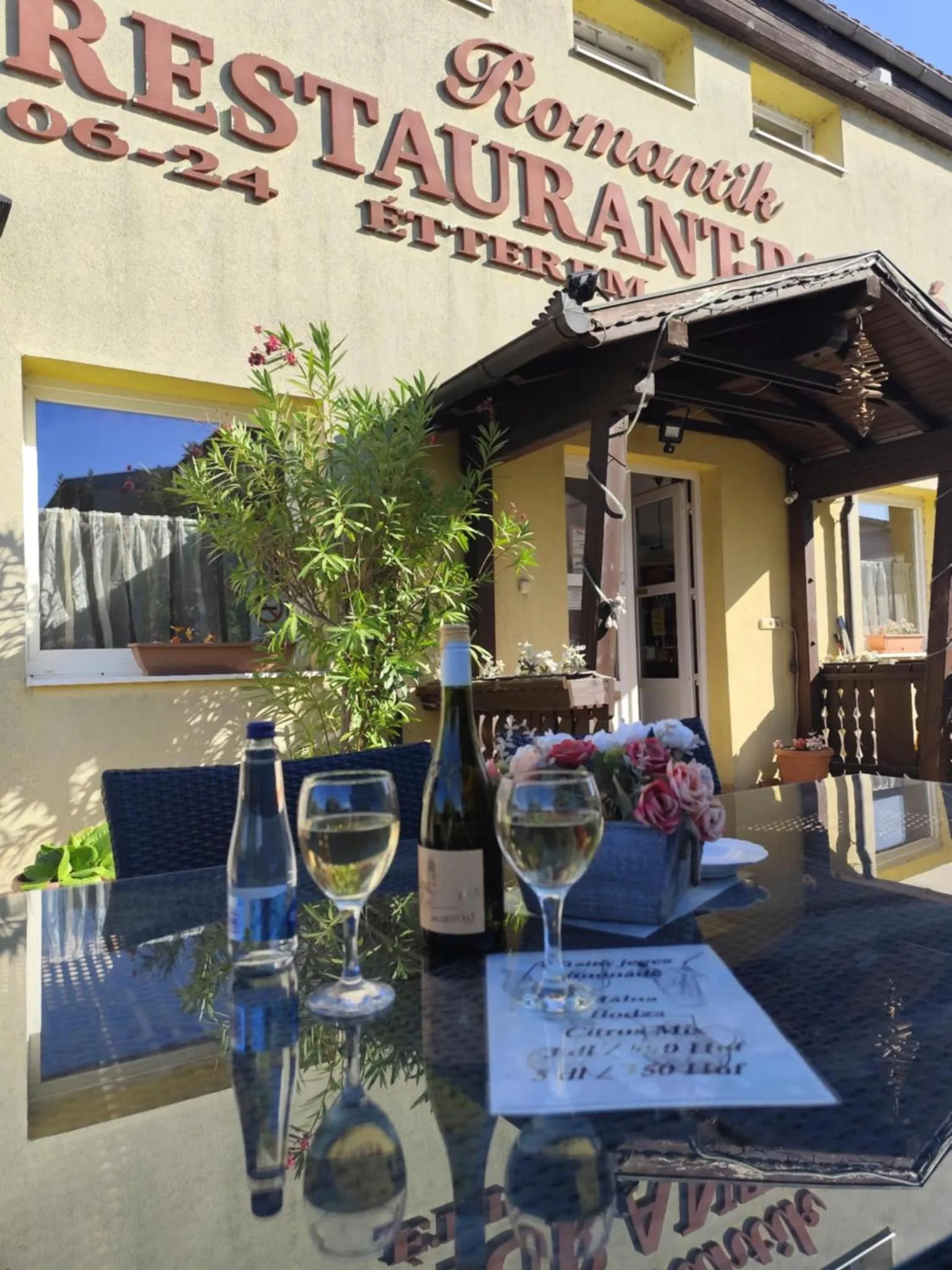 Property building in Romantik Étterem - Panzió