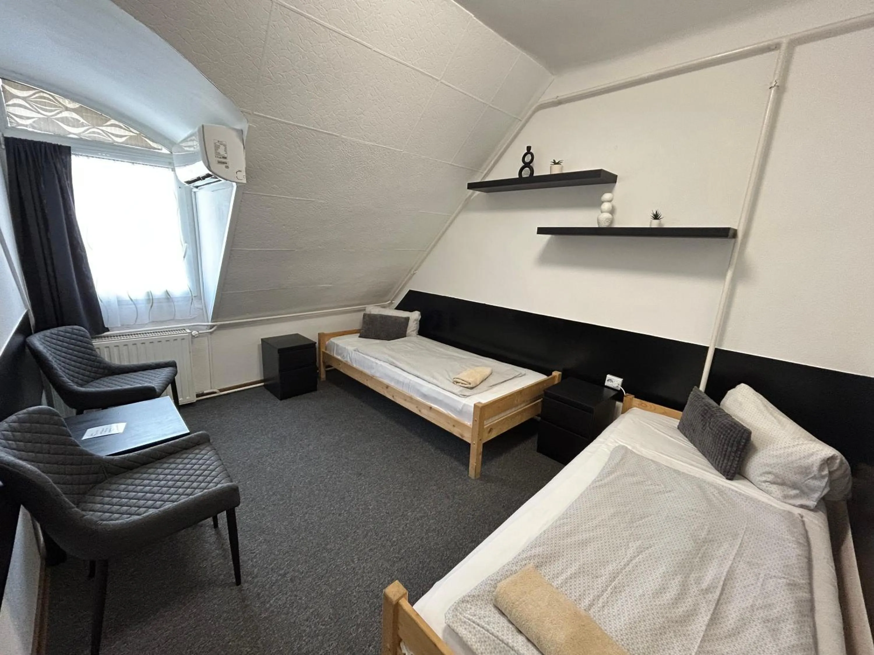 Photo of the whole room, Bed in Romantik Étterem - Panzió